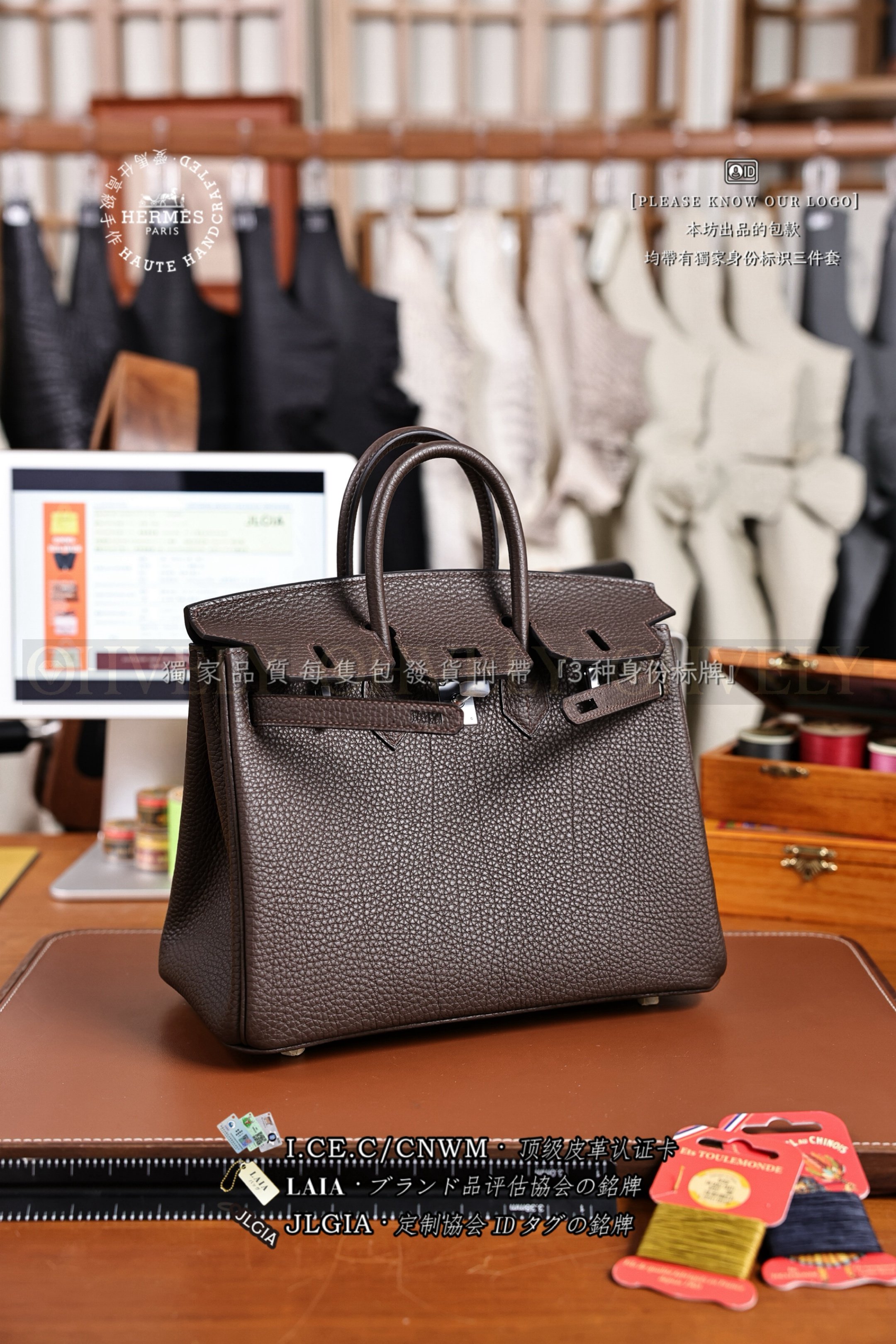 Hermès BIRKIN 𝟮𝟱 𝙏𝙊𝙂𝙊 𝙴𝚋𝚎𝚗𝚎 금장 상품 썸네일