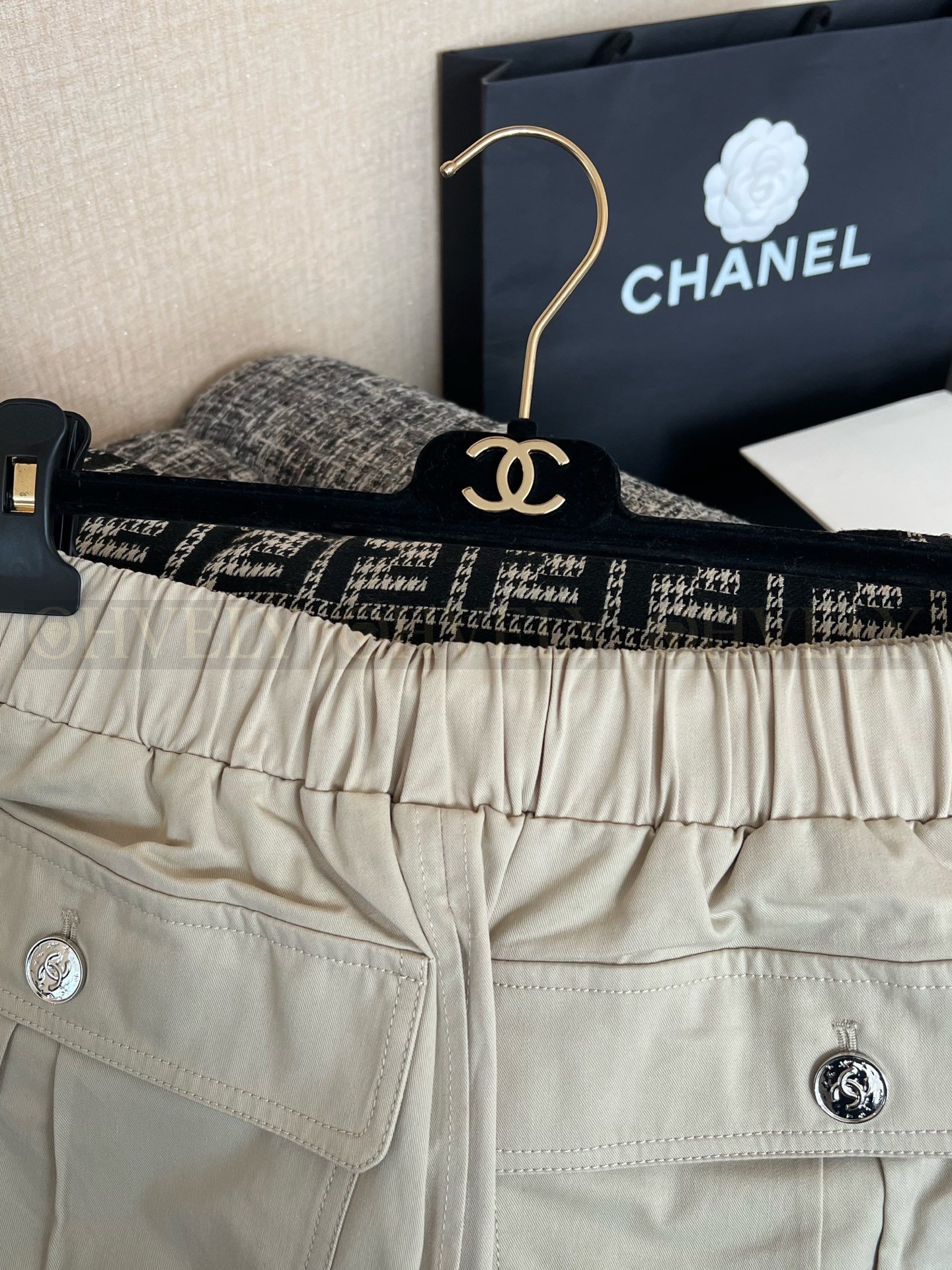 【 ZP버전 】 CHANEL 샤넬 개버딘 포켓 버튼 하이웨스트 숏팬츠 상품 썸네일