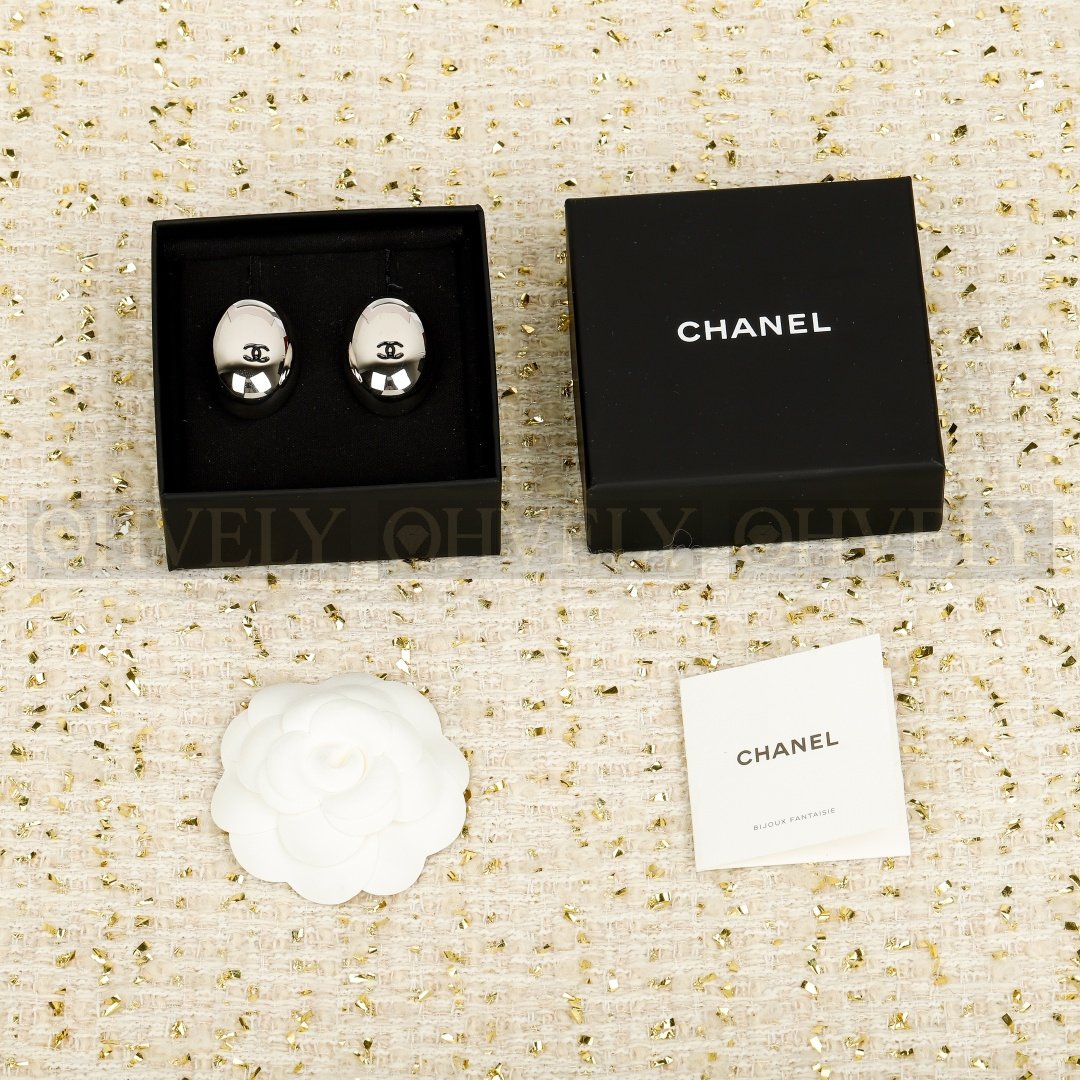 샤넬 CHANEL CC 로고 후프 이어링 상품 썸네일