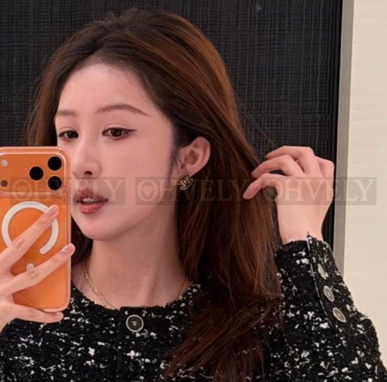 샤넬 CHANEL  CC 로고 블랙 레진 골드 이어링 (스터드형) 상품 썸네일