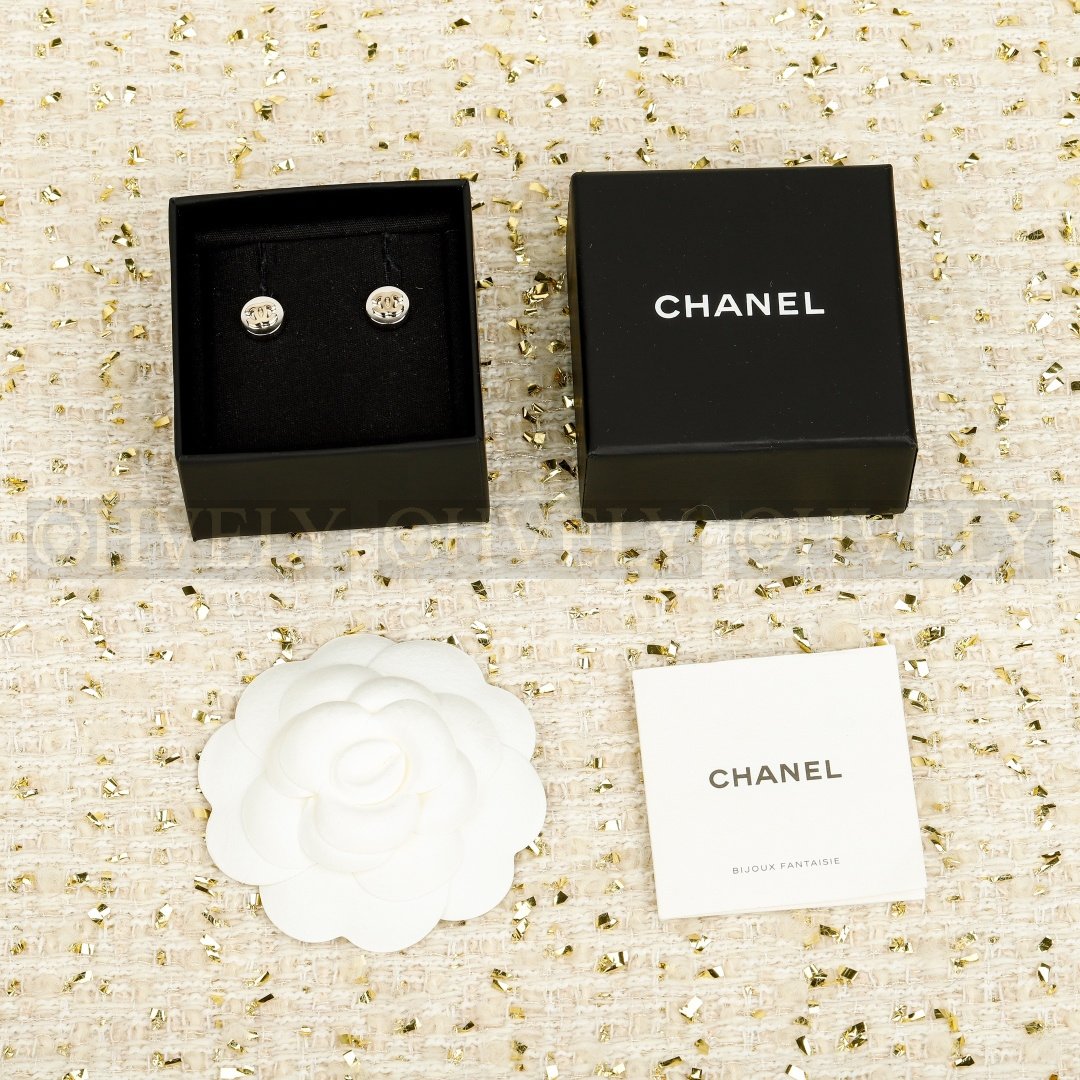 샤넬 CHANEL 바이컬러 버튼 이어링 상품 썸네일