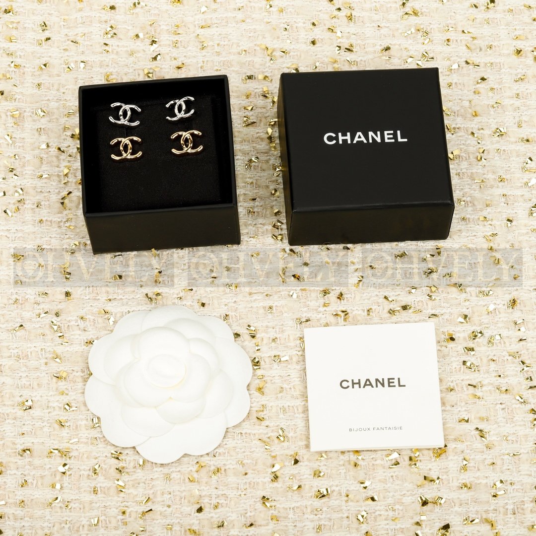 샤넬 CHANEL 해머드 스터드 이어링 (골드) 상품 썸네일
