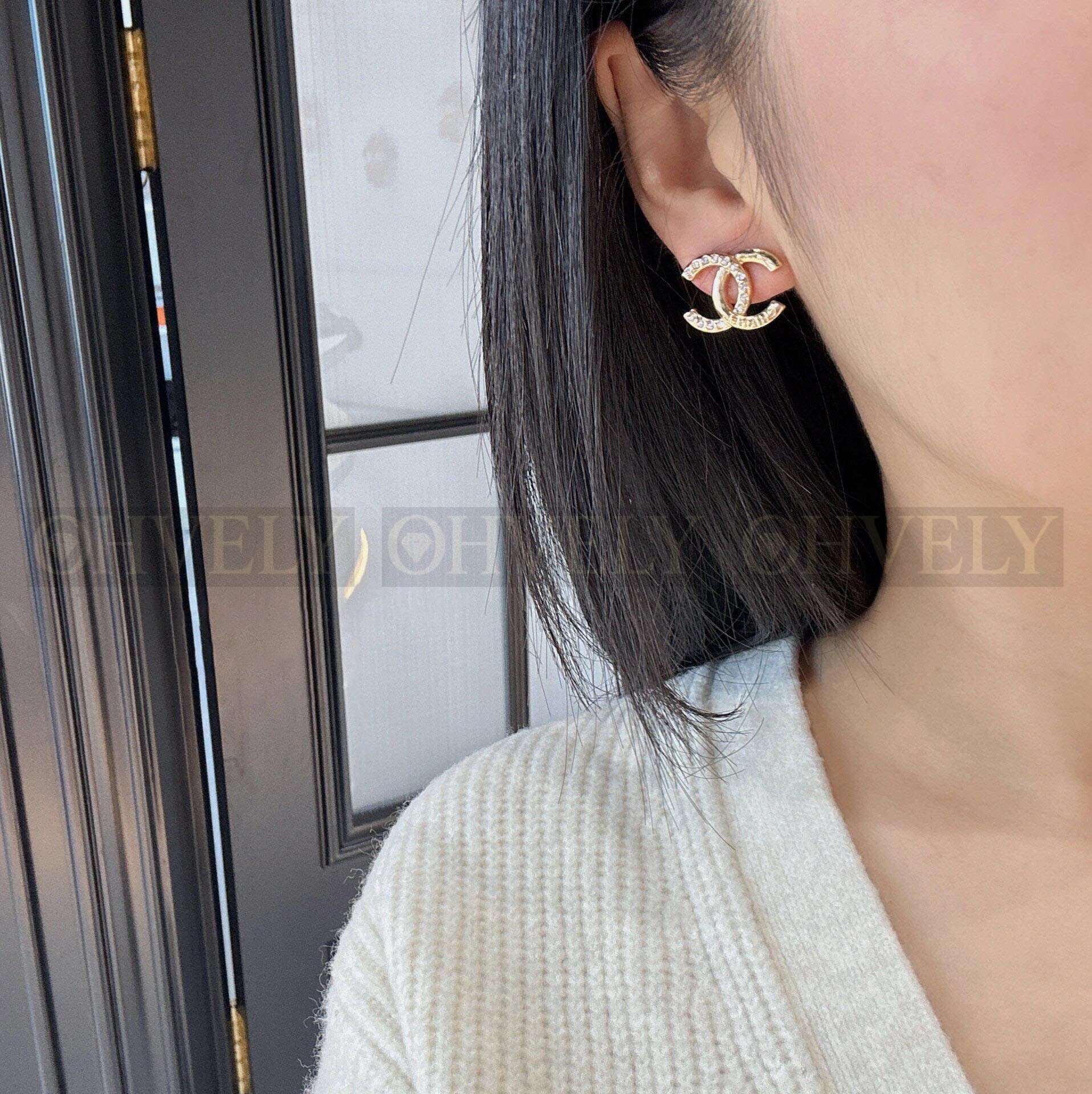 샤넬 CHANEL 크리스탈 레터링 스터드 이어링 상품 썸네일