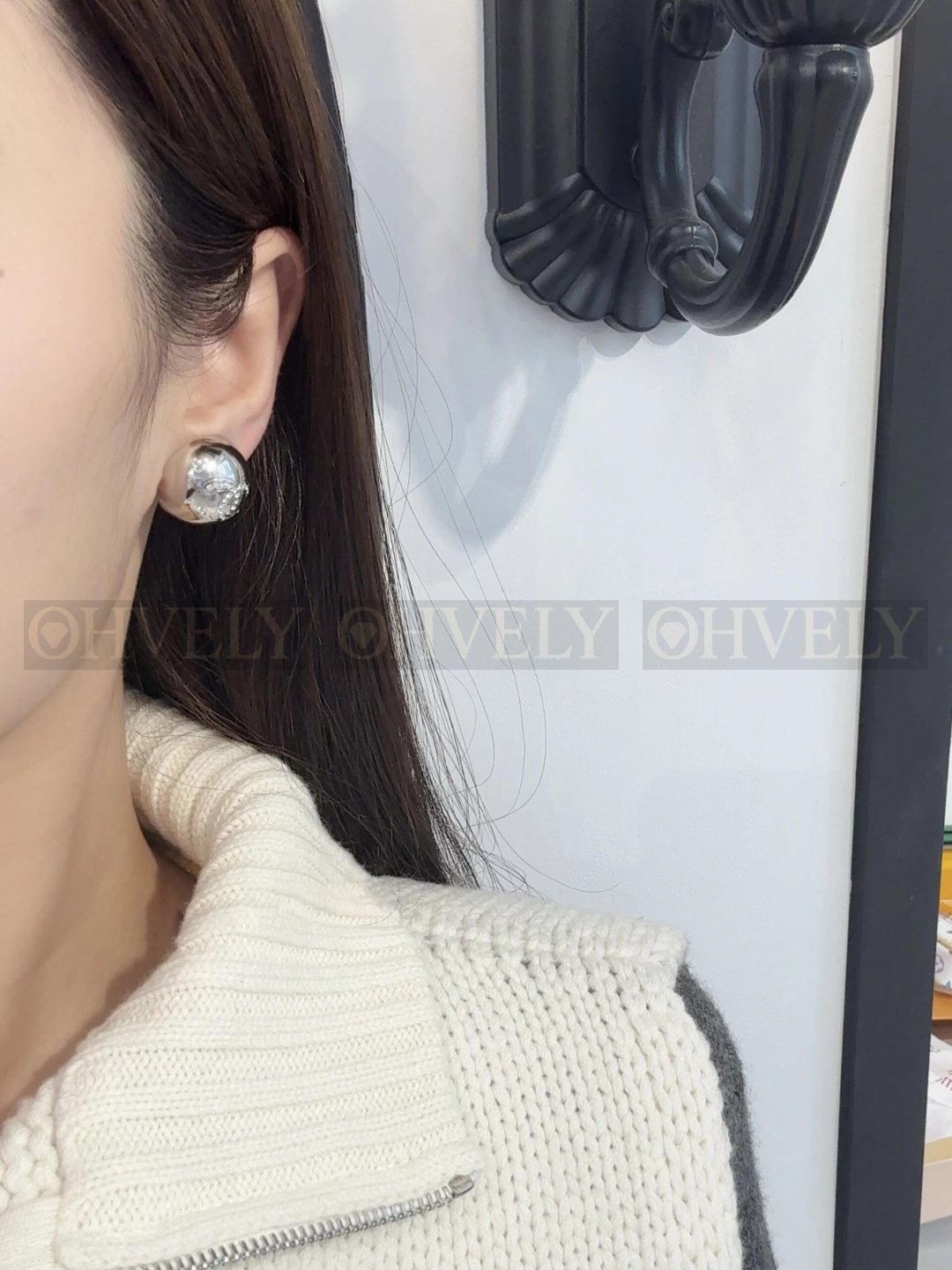 샤넬 CHANEL 메탈 스트라스 돔 이어링 (골드) 상품 썸네일