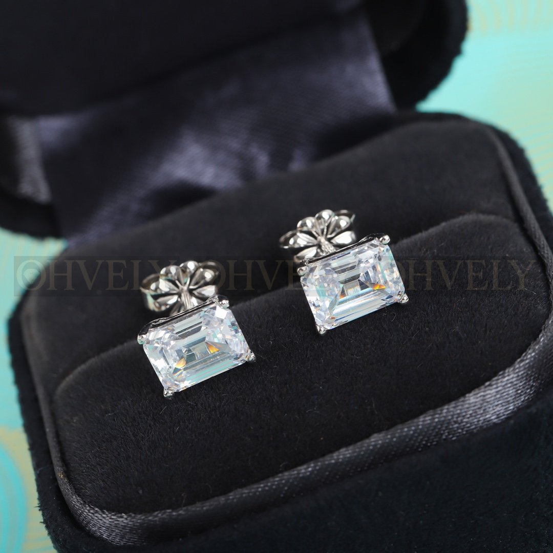 티파니앤코 Tiffany & Co. 솔리테어 에메랄드 컷 다이아몬드 스터드 이어링 상품 썸네일