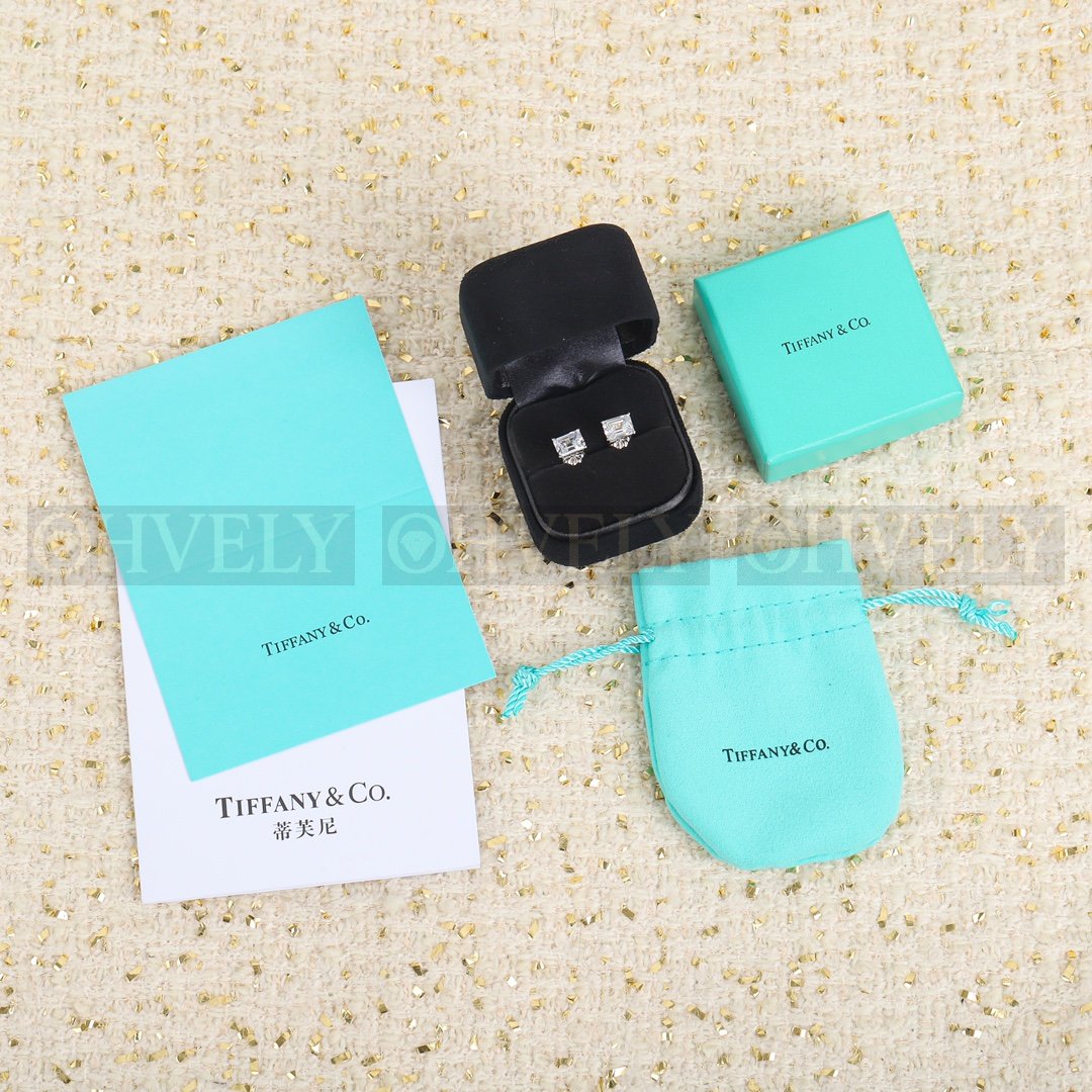 티파니앤코 Tiffany & Co. 솔리테어 에메랄드 컷 다이아몬드 스터드 이어링 상품 썸네일