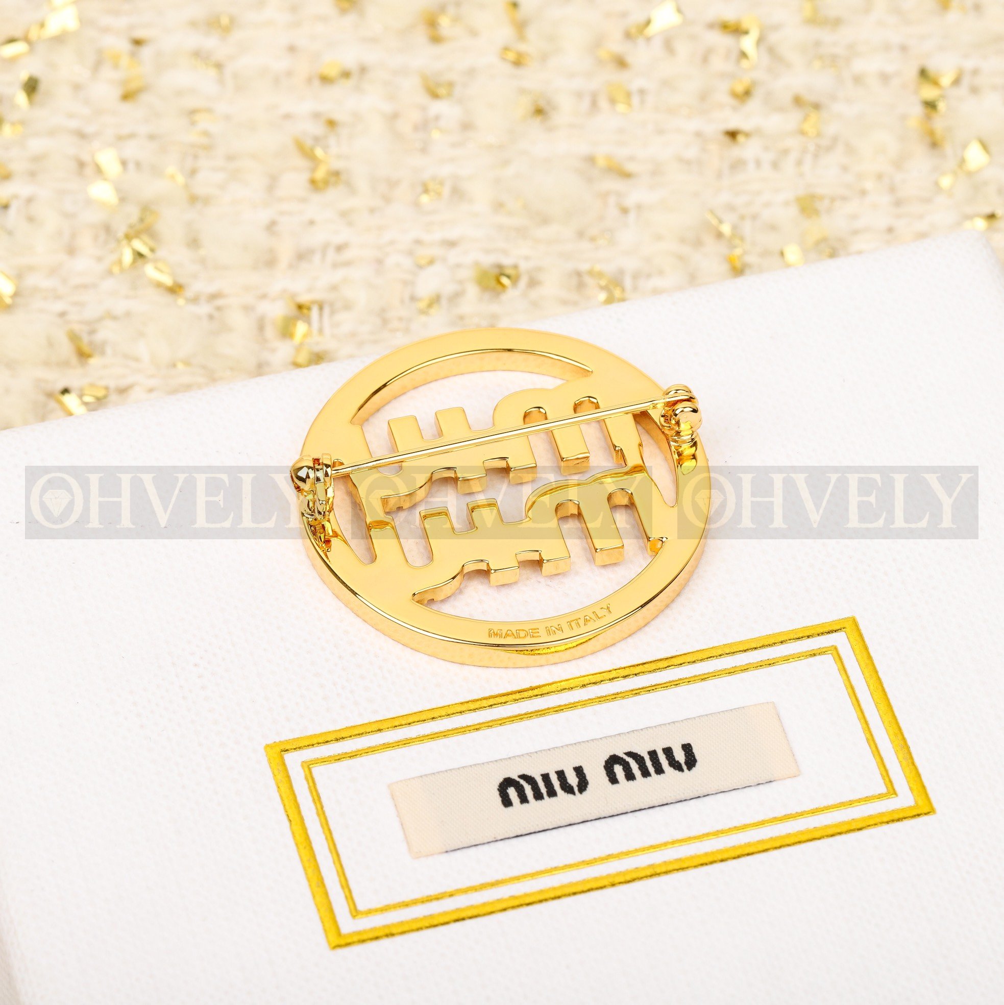 미우미우 Miu Miu 에나멜 메탈 로고 브로치 (블랙) 상품 썸네일