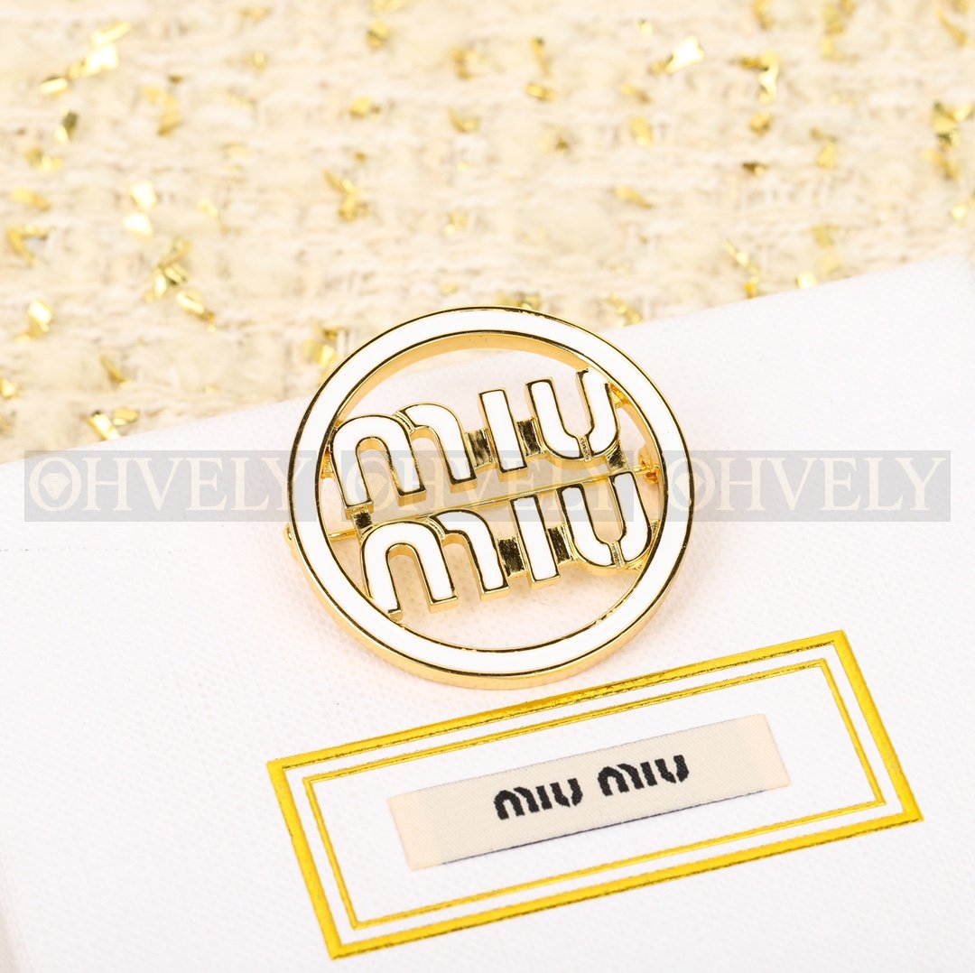 미우미우 Miu Miu 에나멜 메탈 로고 브로치 (블랙) 상품 썸네일