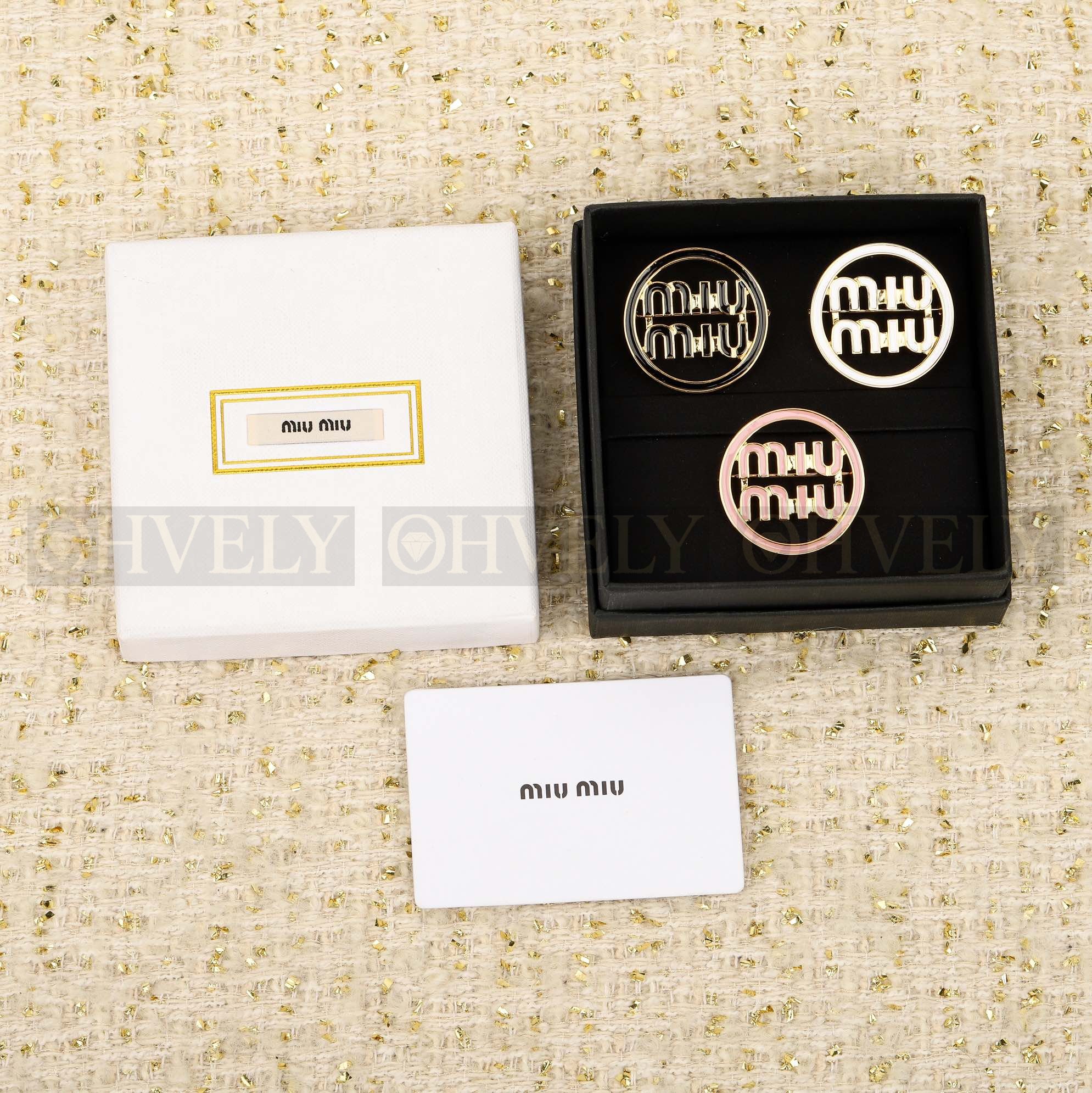 미우미우 Miu Miu 에나멜 메탈 로고 브로치 (블랙) 상품 썸네일