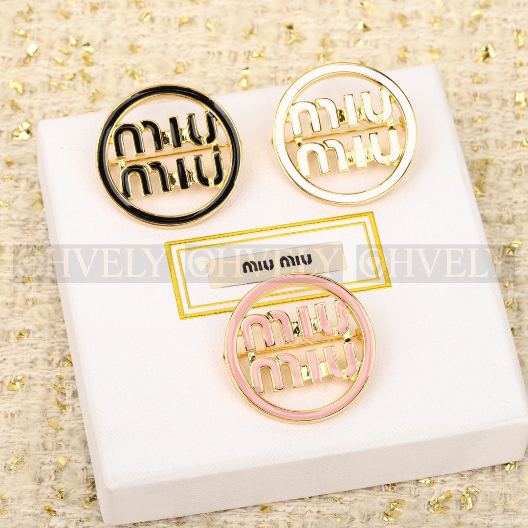 미우미우 Miu Miu 에나멜 메탈 로고 브로치 (블랙) 상품 썸네일