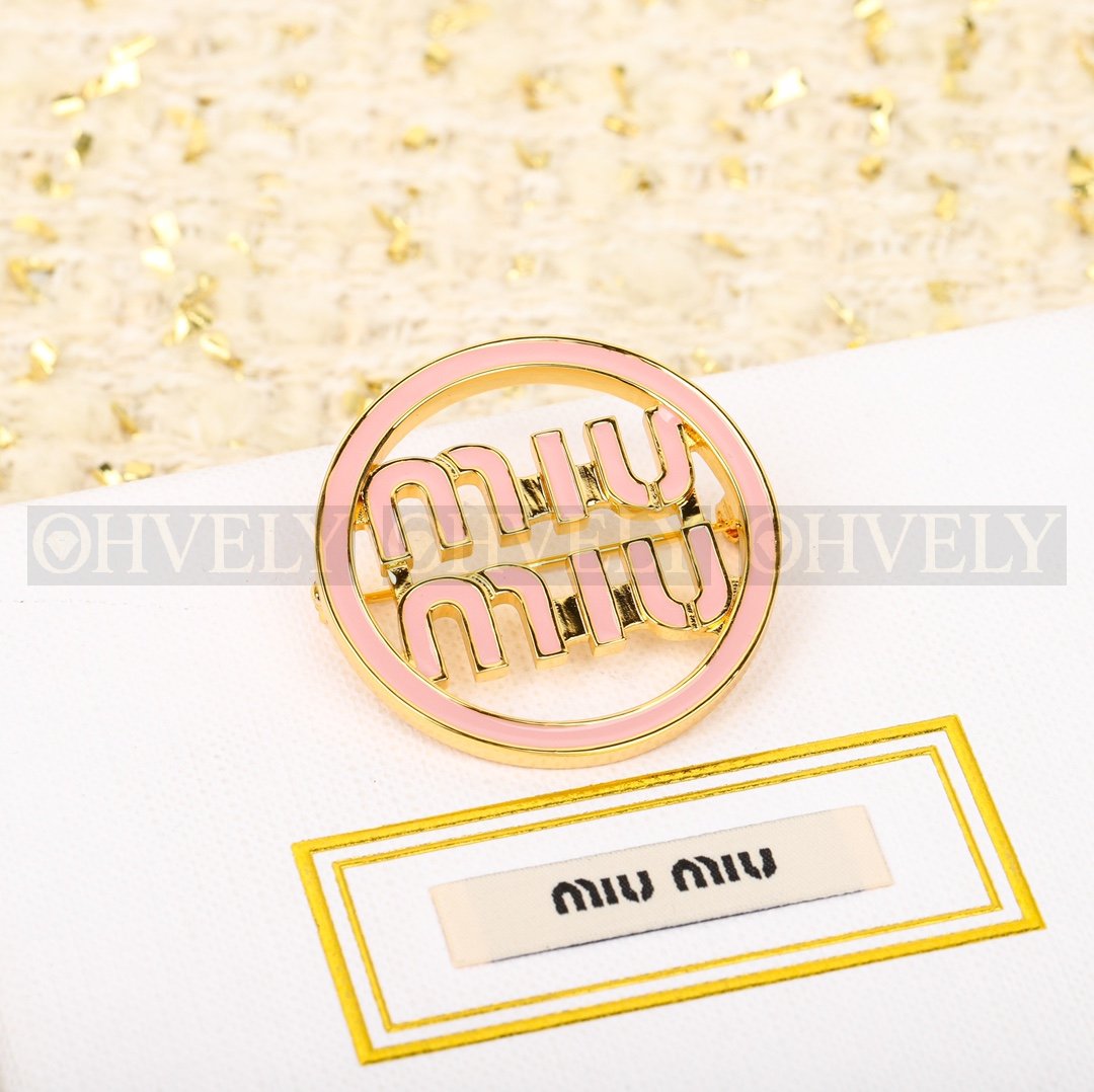 미우미우 Miu Miu 에나멜 메탈 로고 브로치 (화이트) 상품 썸네일
