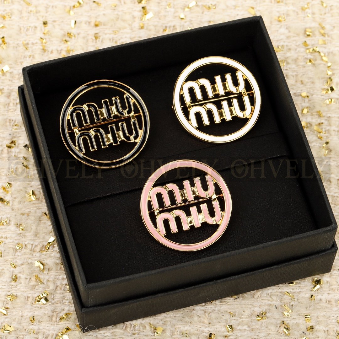 미우미우 Miu Miu 에나멜 메탈 로고 브로치 (화이트) 상품 썸네일