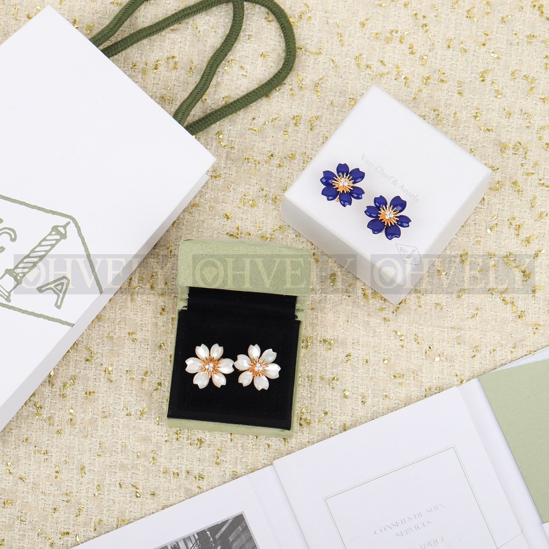 반클리프 아펠 Van Cleef & Arpels 로즈 드 노엘 이어링 미니 모델 ( 화이트, 블루 ) 상품 썸네일