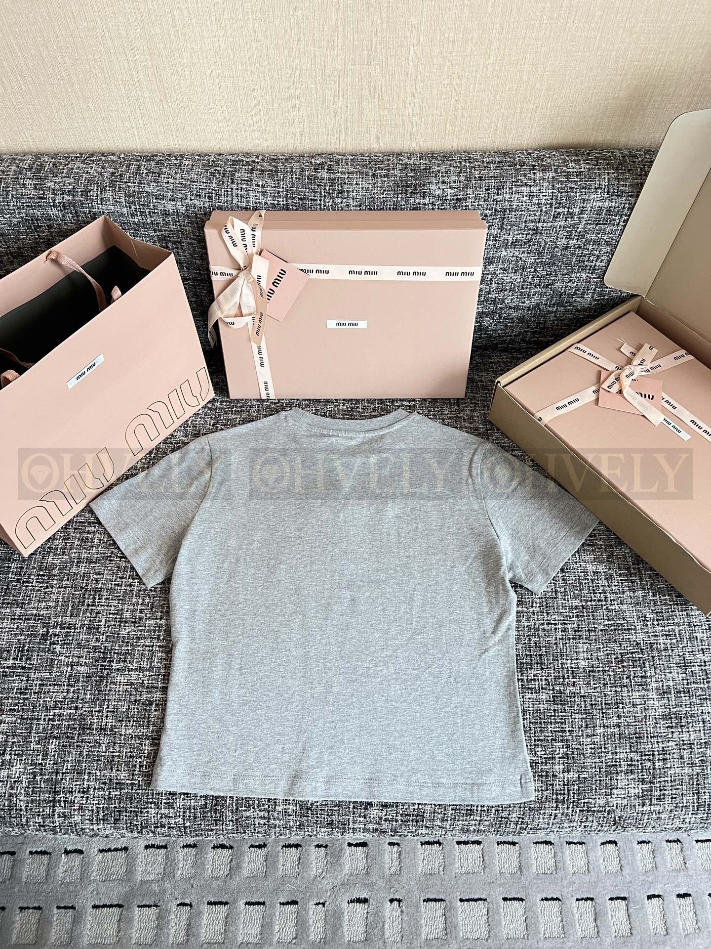【 ZP버전 】miumiu 로고 엠보싱 코튼 저지 티셔츠(그레이) 상품 썸네일