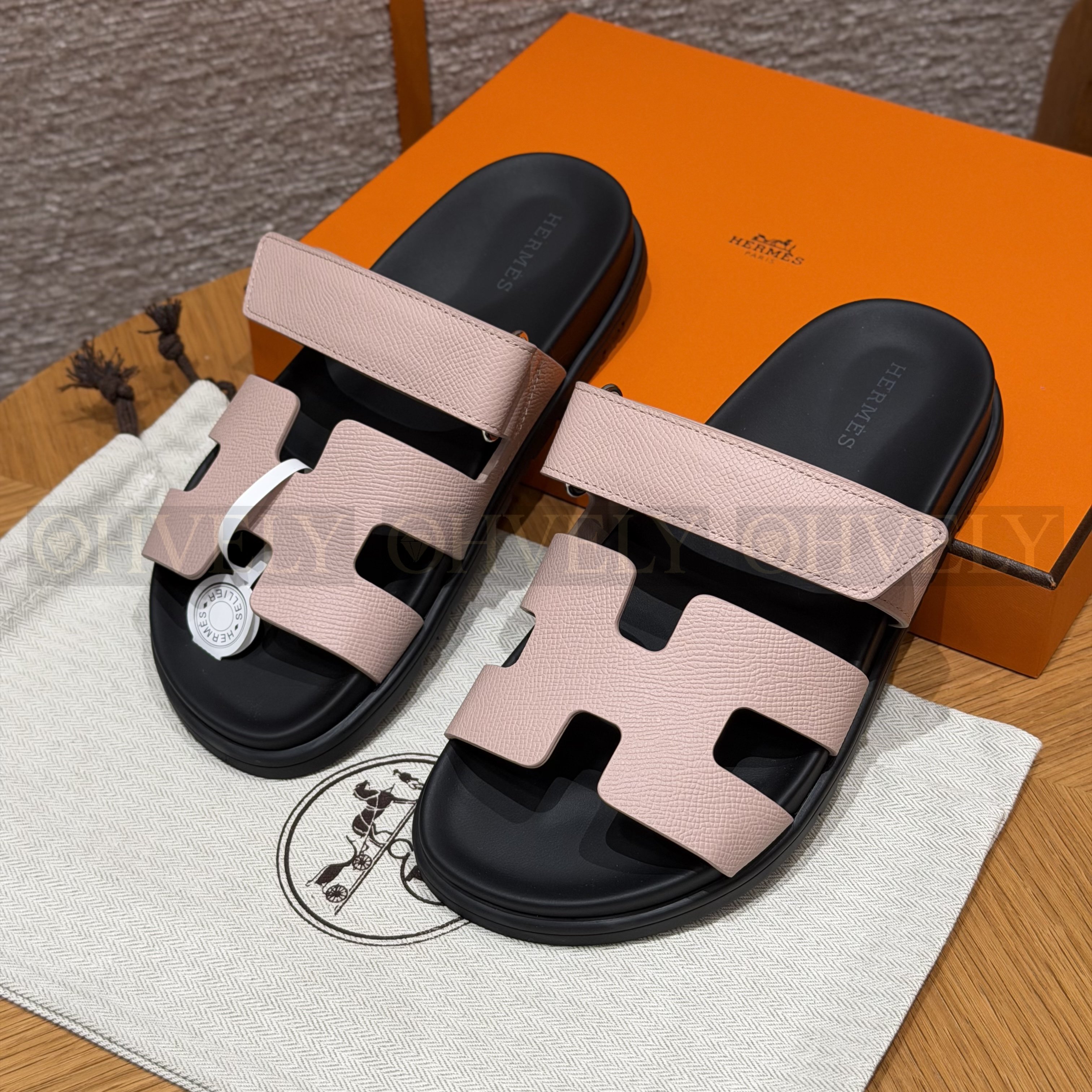 HERMÈS 에르메스 칩레 샌들 엡송 카프스킨 & 블랙 로버 솔 (Rose Confetti) 상품 썸네일