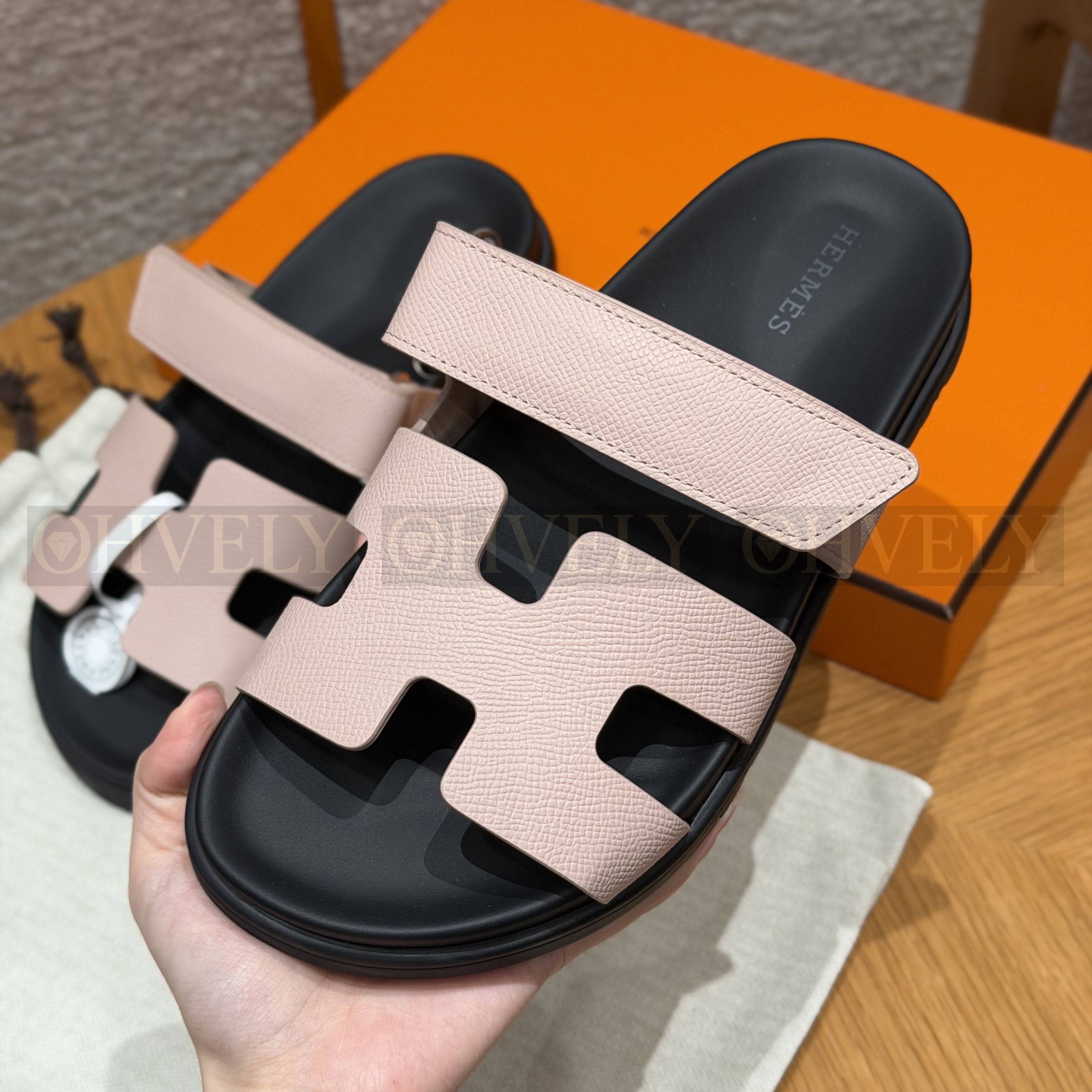 HERMÈS 에르메스 칩레 샌들 엡송 카프스킨 & 블랙 로버 솔 (Rose Confetti) 상품 썸네일