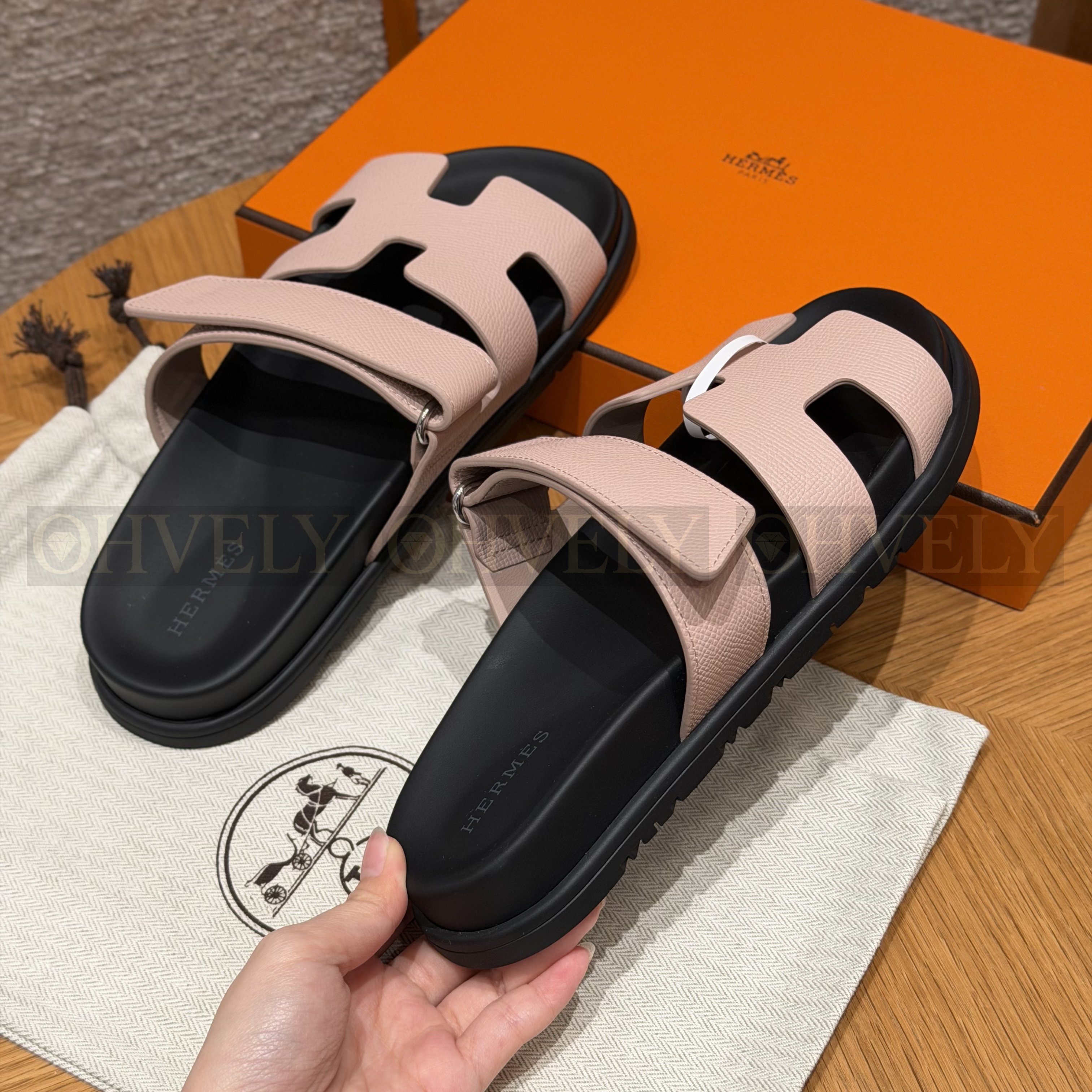 HERMÈS 에르메스 칩레 샌들 엡송 카프스킨 & 블랙 로버 솔 (Rose Confetti) 상품 썸네일
