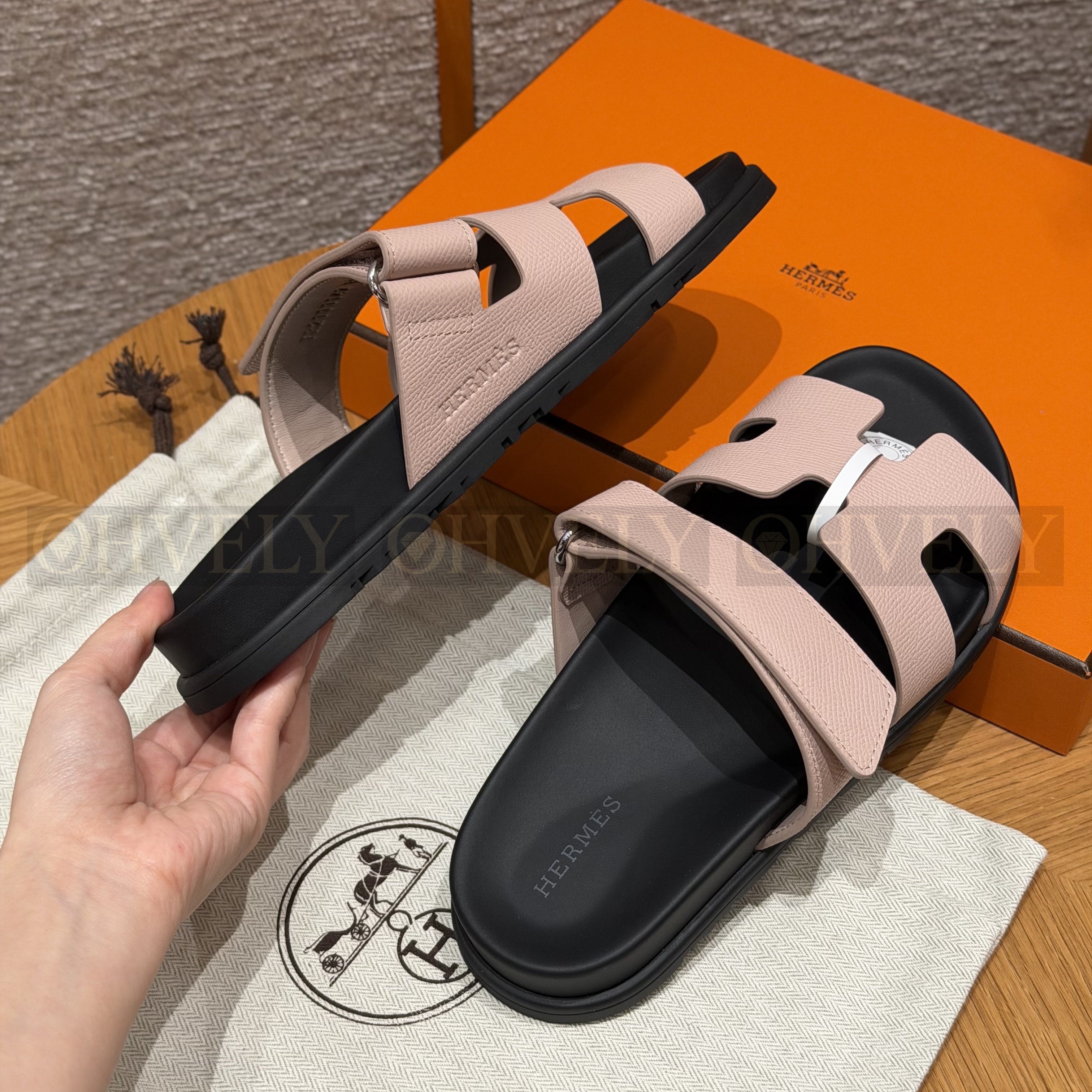 HERMÈS 에르메스 칩레 샌들 엡송 카프스킨 & 블랙 로버 솔 (Rose Confetti) 상품 썸네일
