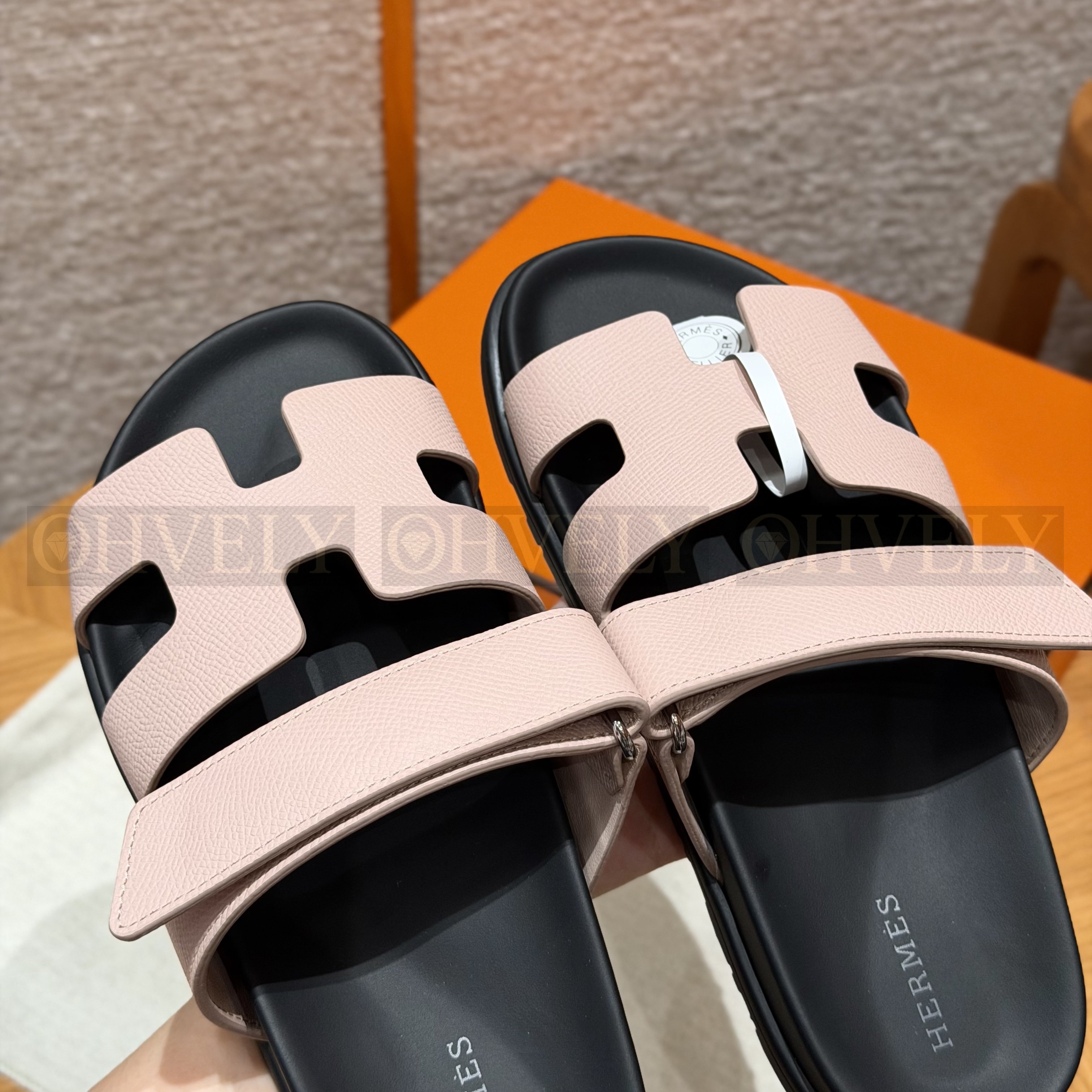 HERMÈS 에르메스 칩레 샌들 엡송 카프스킨 & 블랙 로버 솔 (Rose Confetti) 상품 썸네일