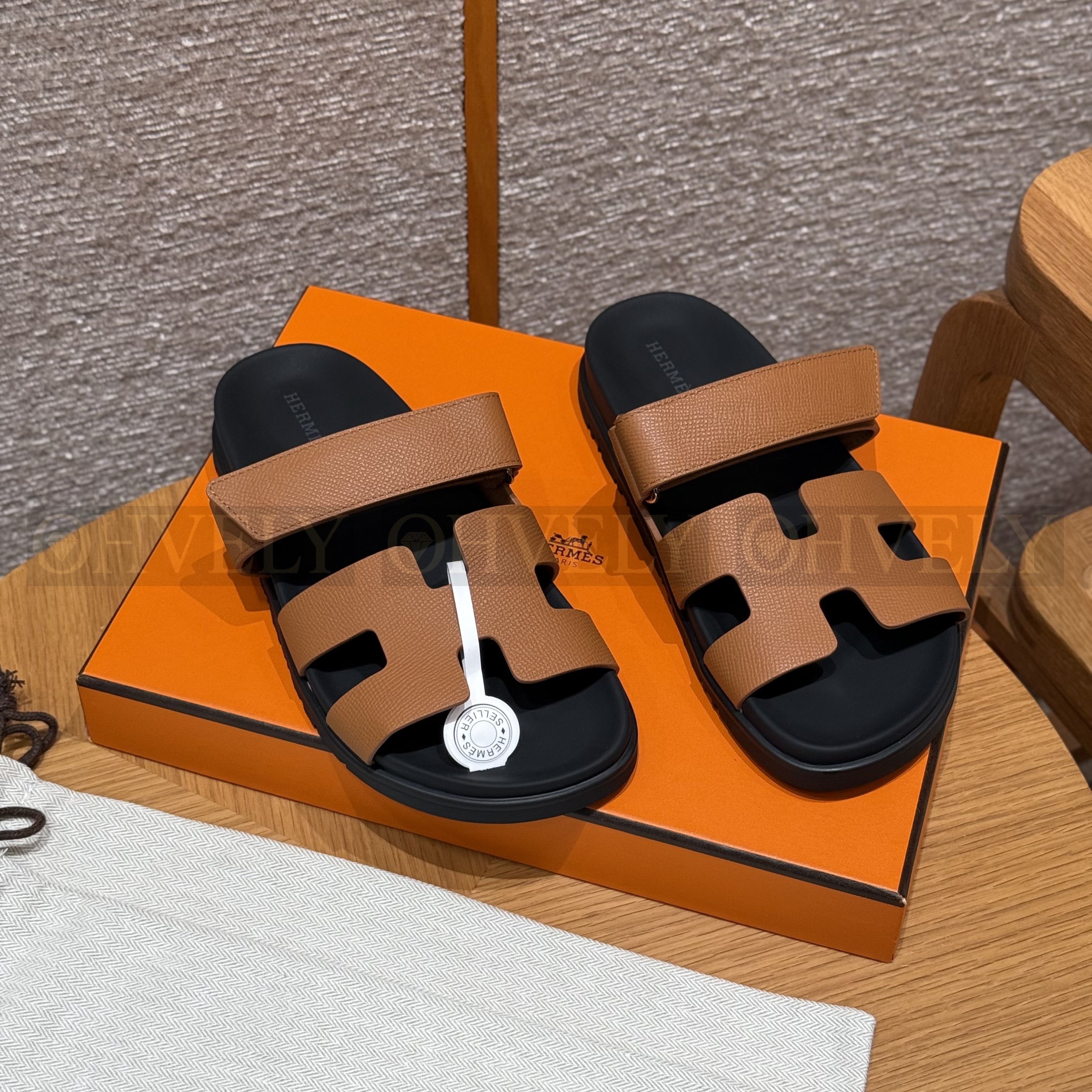 HERMÈS 에르메스 칩레 샌들 엡송 카프스킨 & 블랙 로버 솔 (Gold) 상품 썸네일