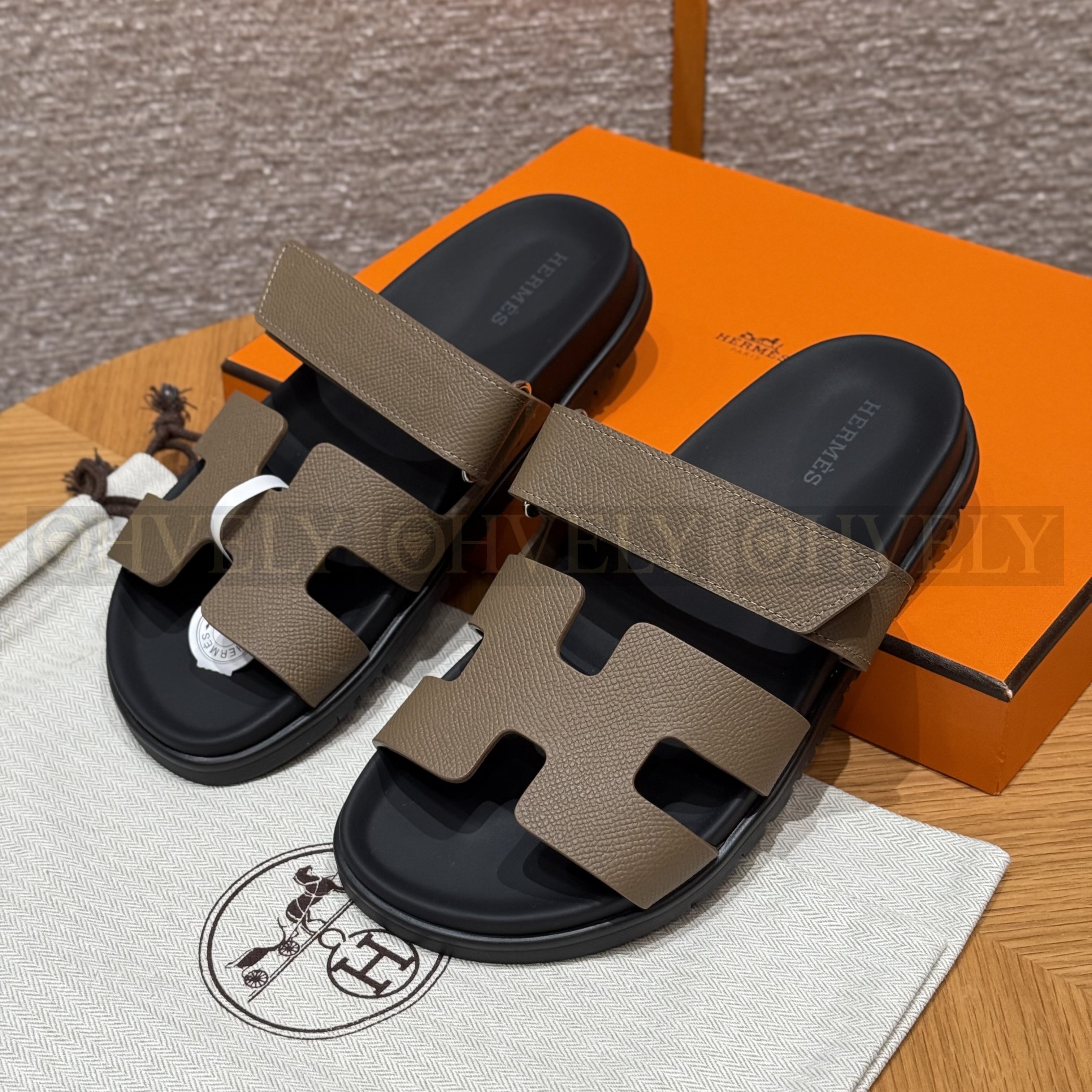 HERMÈS 에르메스 칩레 샌들 엡송 카프스킨 & 블랙 로버 솔 (Étoupe) 상품 썸네일