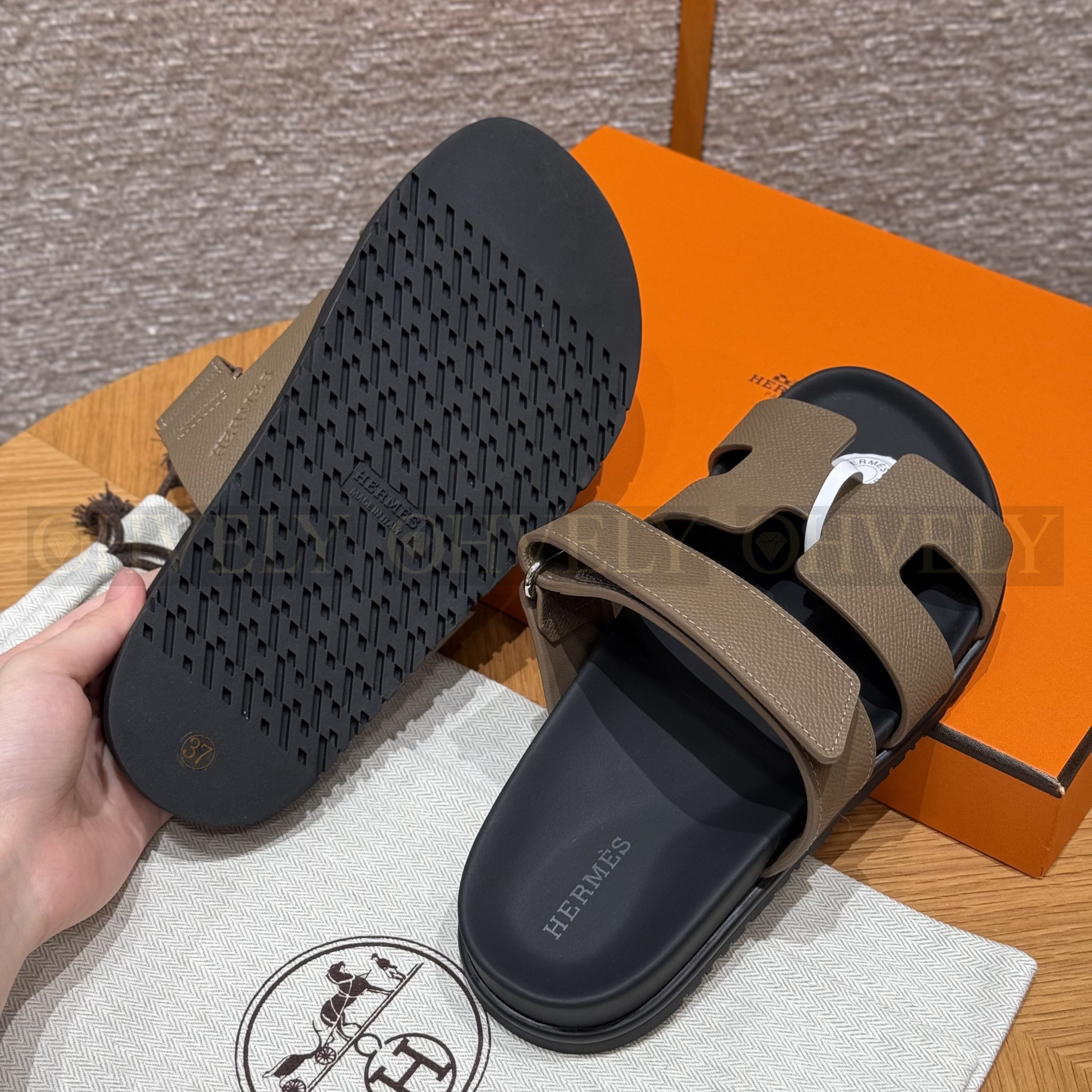 HERMÈS 에르메스 칩레 샌들 엡송 카프스킨 & 블랙 로버 솔 (Étoupe) 상품 썸네일