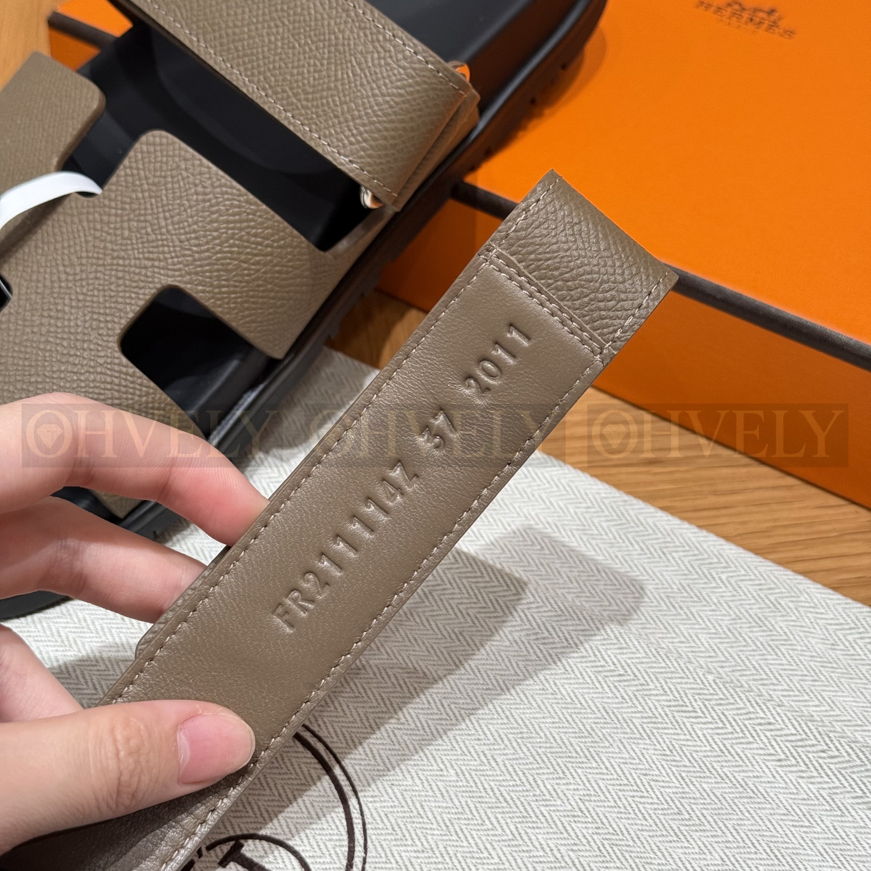 HERMÈS 에르메스 칩레 샌들 엡송 카프스킨 & 블랙 로버 솔 (Étoupe) 상품 썸네일
