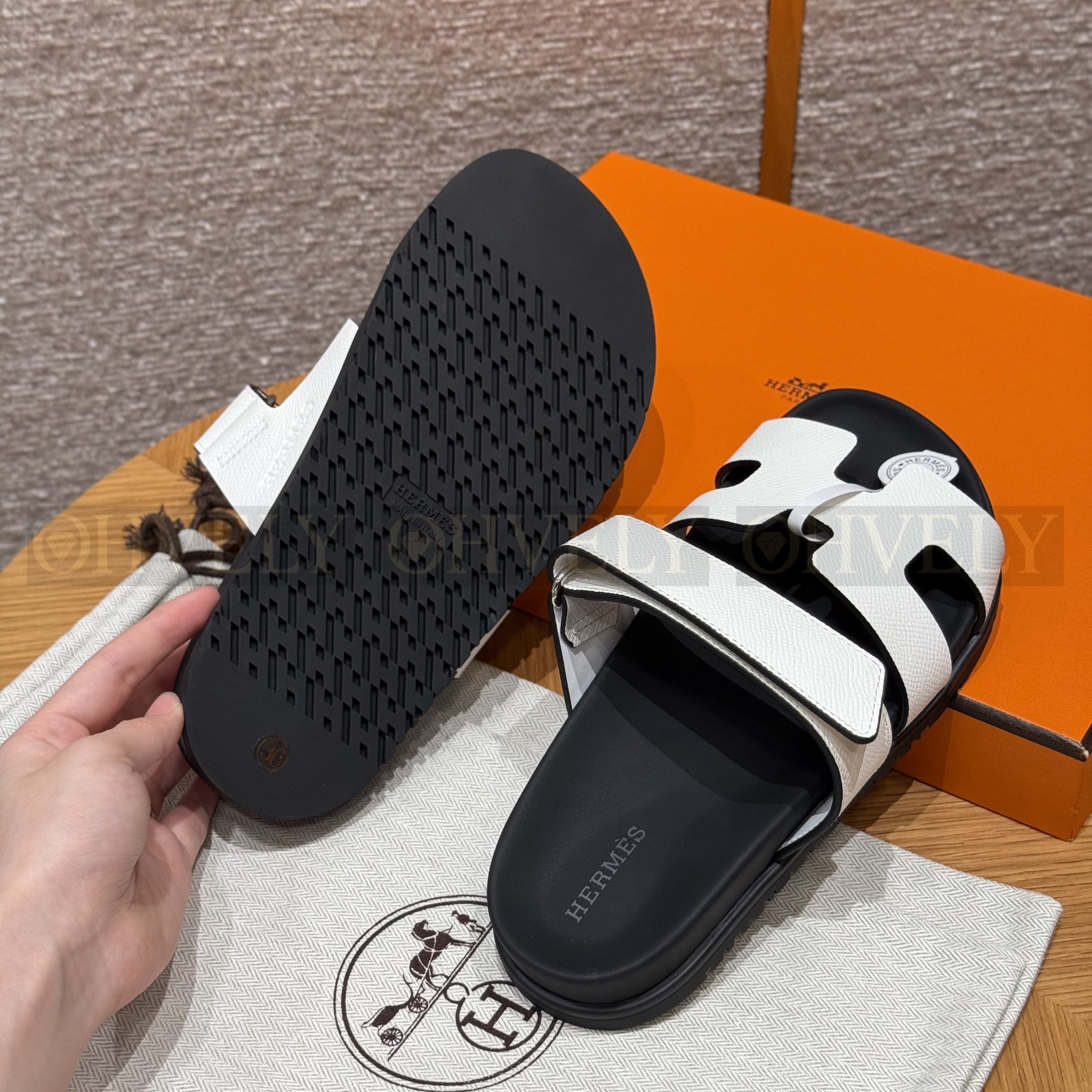HERMÈS 에르메스 칩레 샌들 엡송 카프스킨 & 블랙 로버 솔 (Blanc) 상품 썸네일