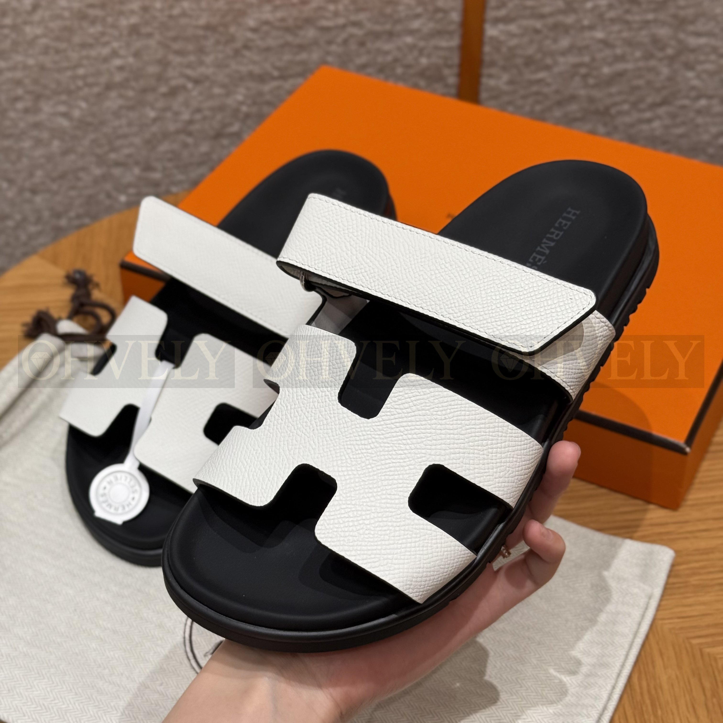 HERMÈS 에르메스 칩레 샌들 엡송 카프스킨 & 블랙 로버 솔 (Blanc) 상품 썸네일
