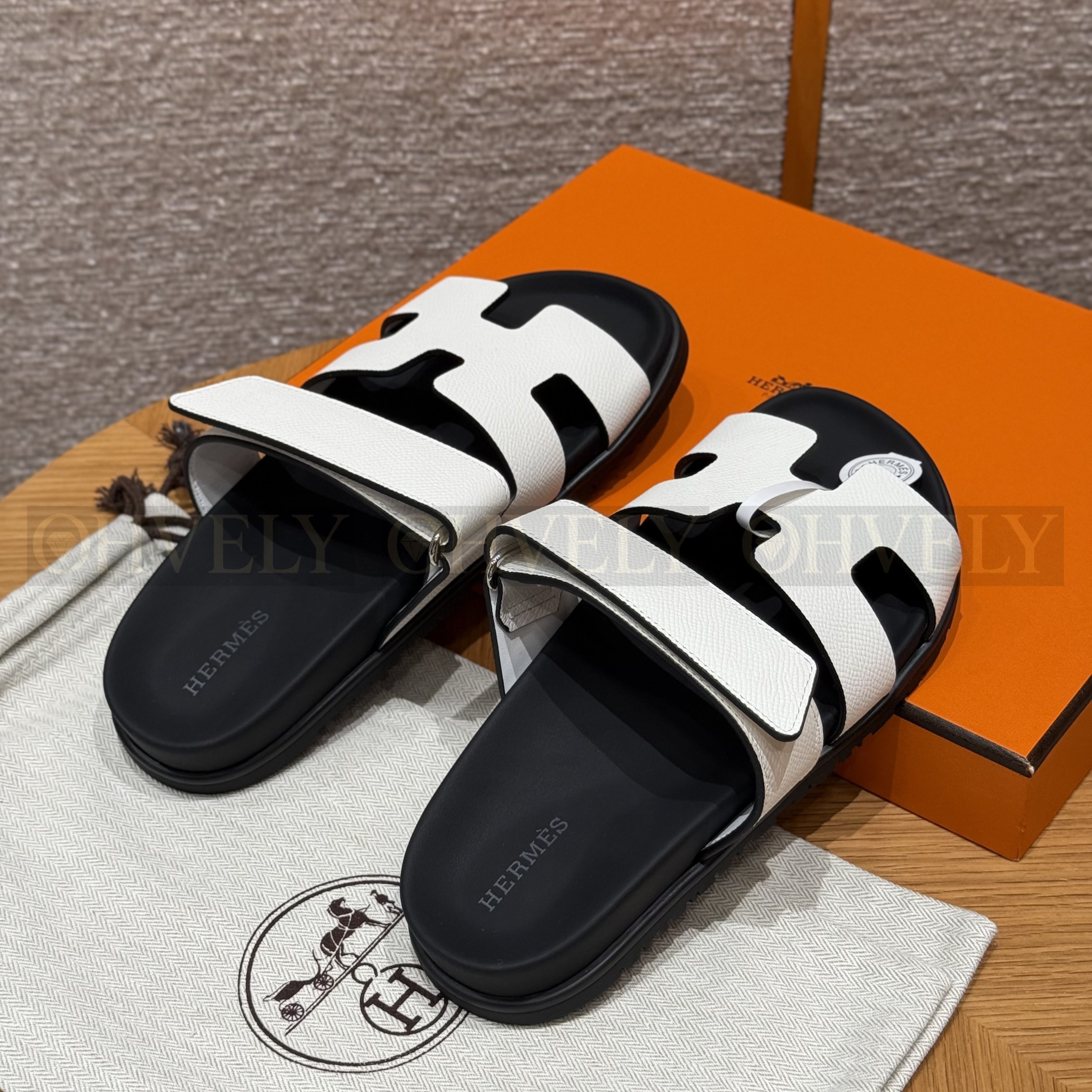 HERMÈS 에르메스 칩레 샌들 엡송 카프스킨 & 블랙 로버 솔 (Blanc) 상품 썸네일