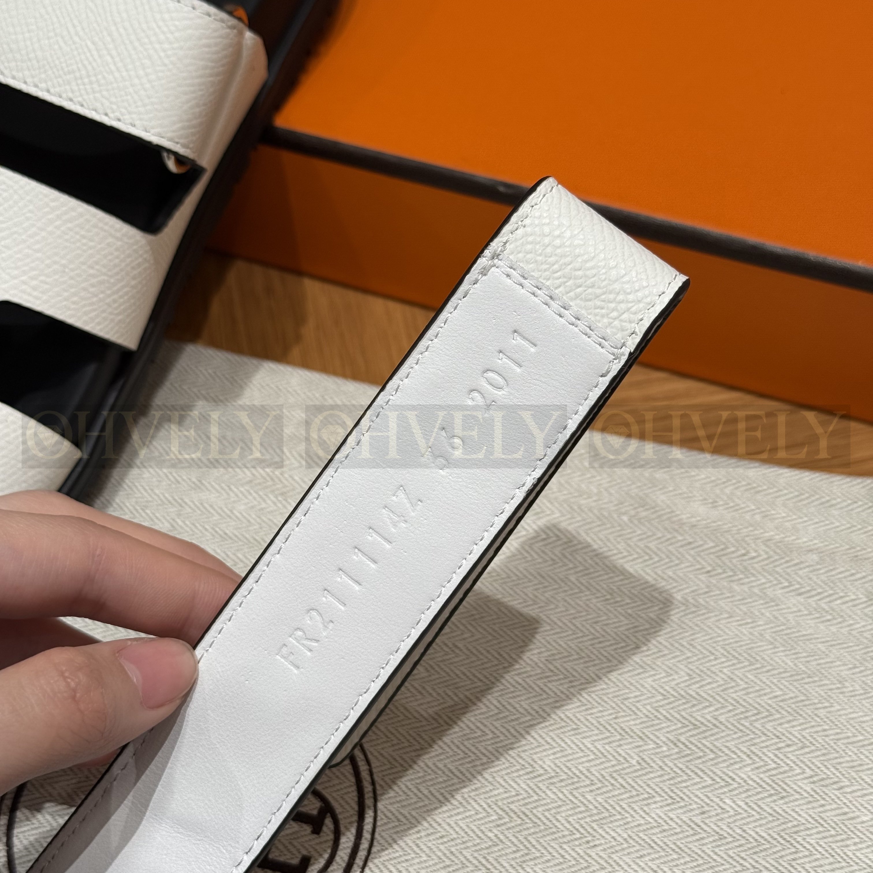 HERMÈS 에르메스 칩레 샌들 엡송 카프스킨 & 블랙 로버 솔 (Blanc) 상품 썸네일