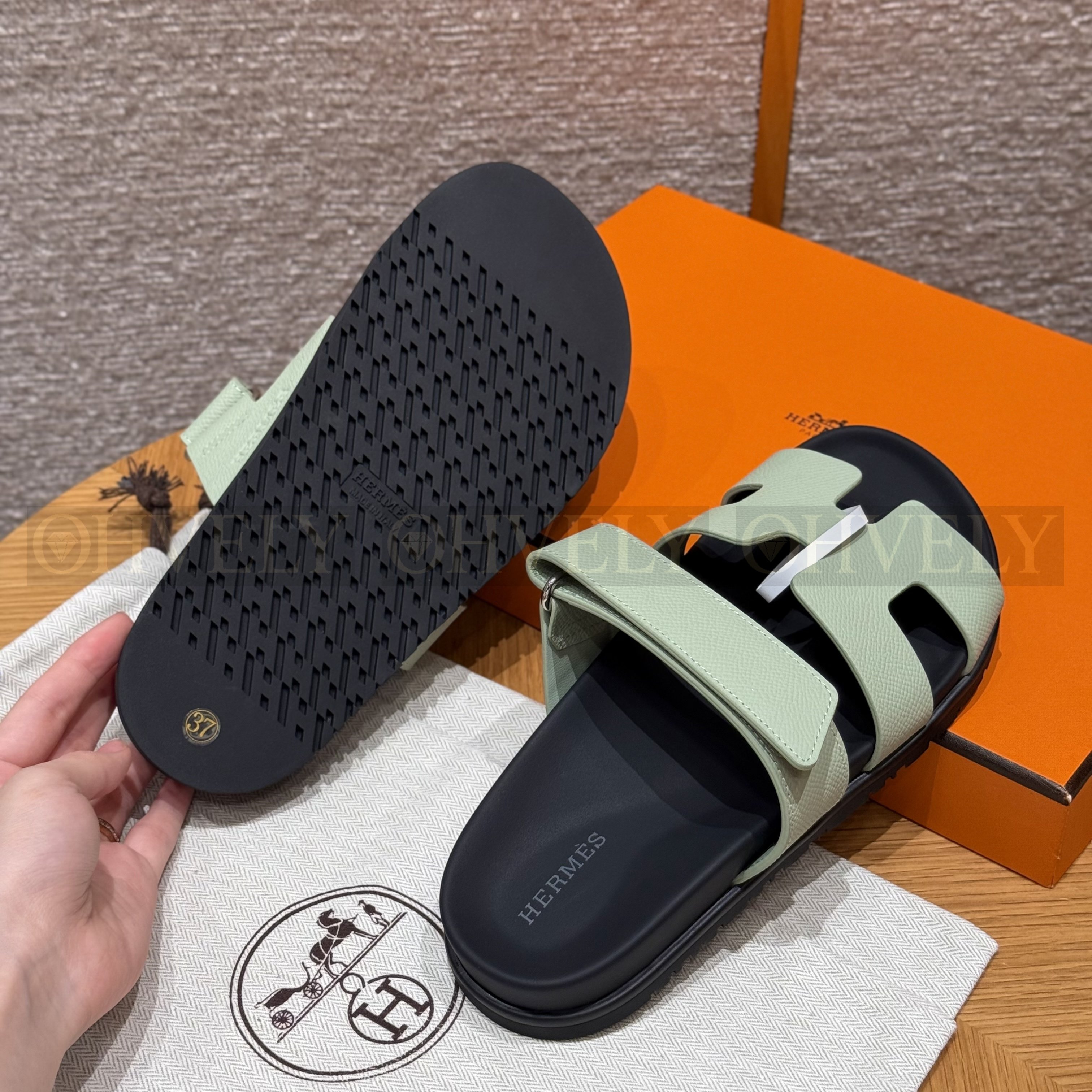 HERMÈS 에르메스 칩레 샌들 엡송 카프스킨 & 블랙 로버 솔 (Vert d'Eau) 상품 썸네일