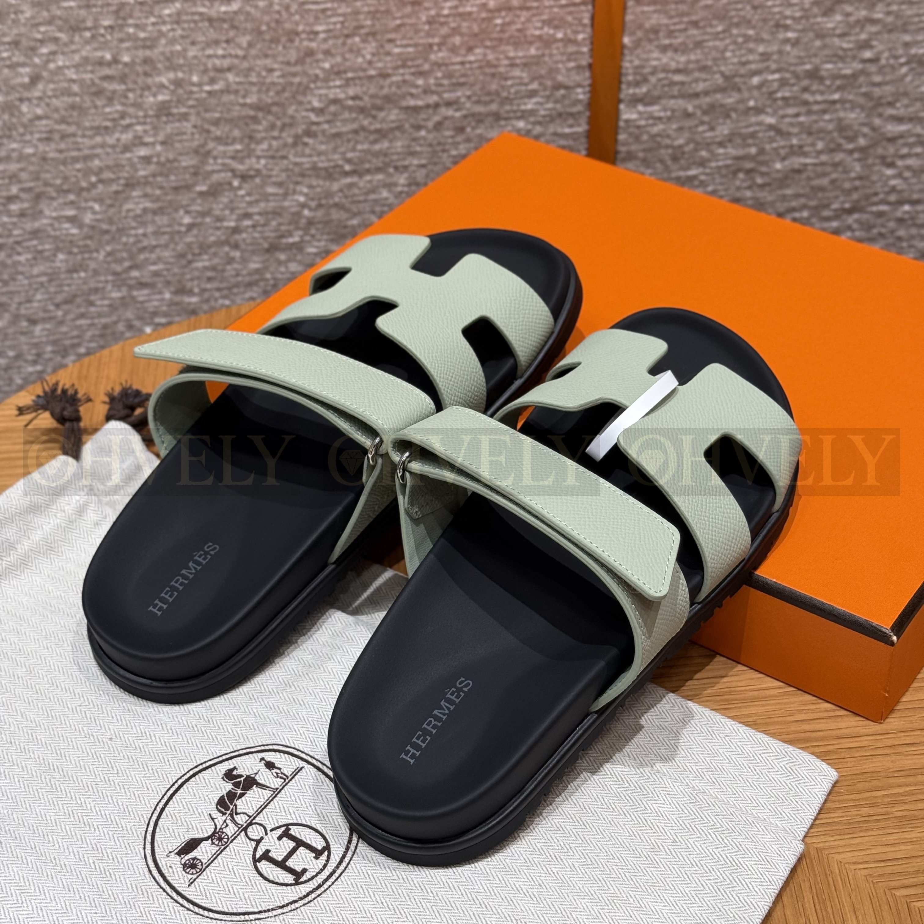 HERMÈS 에르메스 칩레 샌들 엡송 카프스킨 & 블랙 로버 솔 (Vert d'Eau) 상품 썸네일