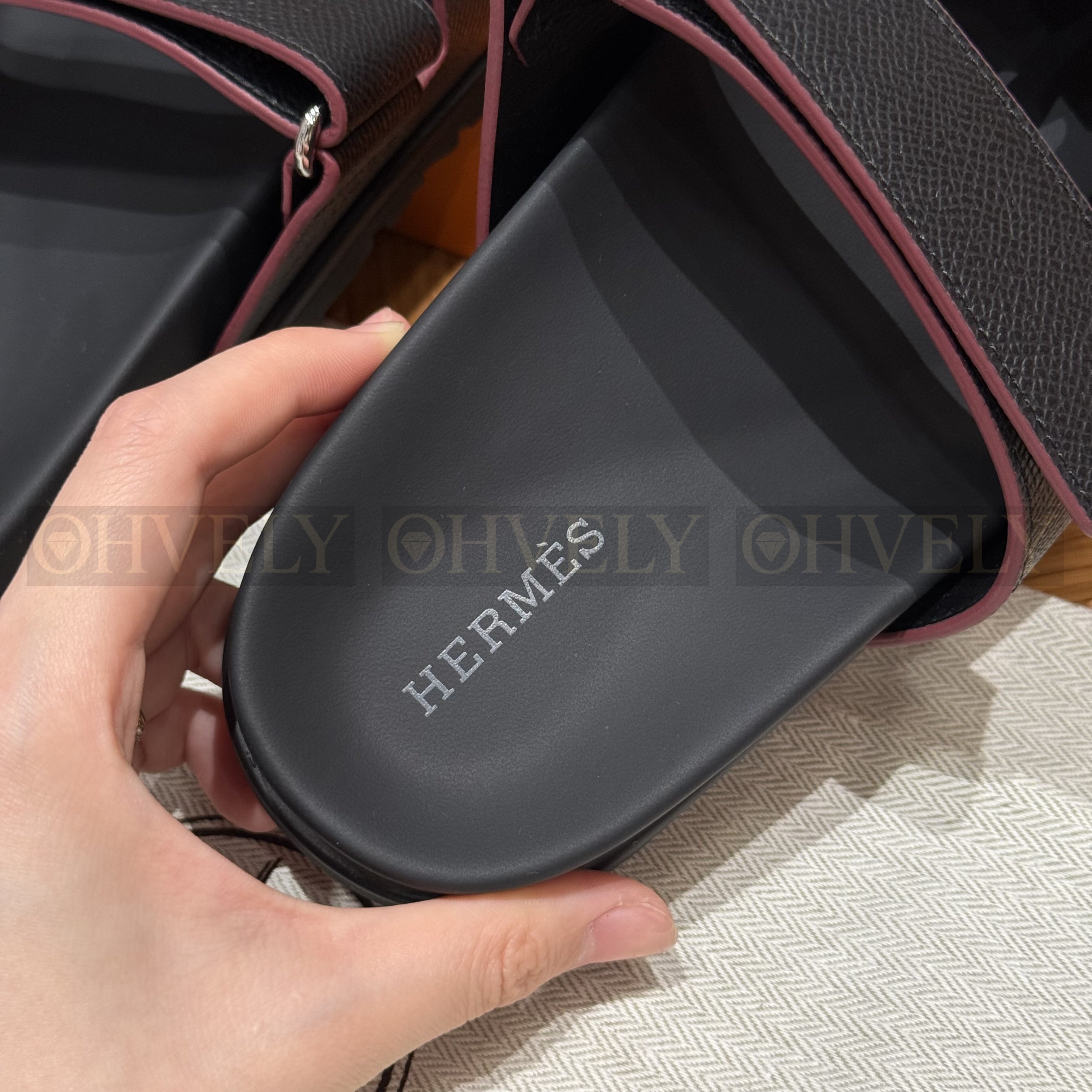 HERMÈS 에르메스 칩레 샌들 엡송 카프스킨 & 블랙 로버 솔 (Noir) 상품 썸네일