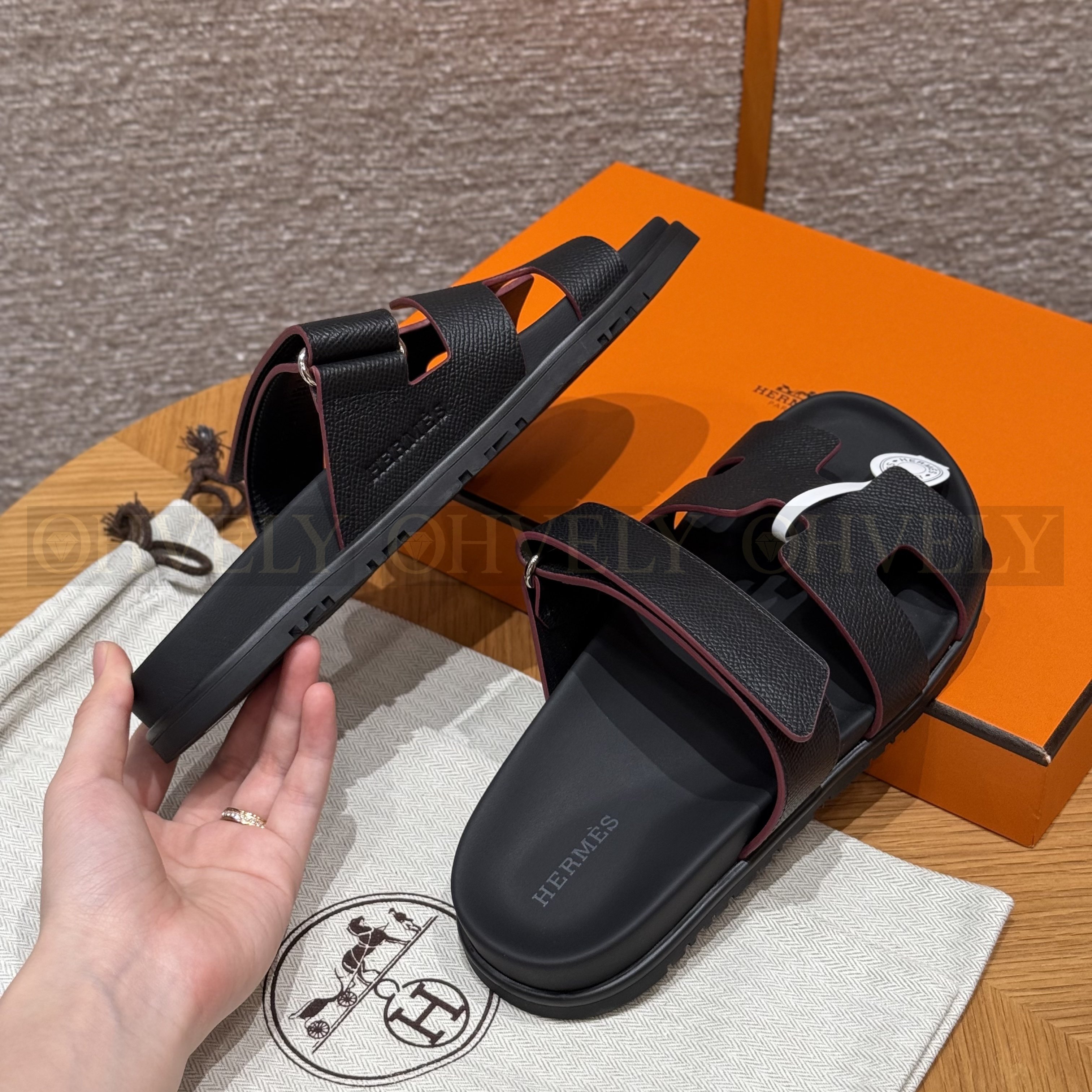 HERMÈS 에르메스 칩레 샌들 엡송 카프스킨 & 블랙 로버 솔 (Noir) 상품 썸네일