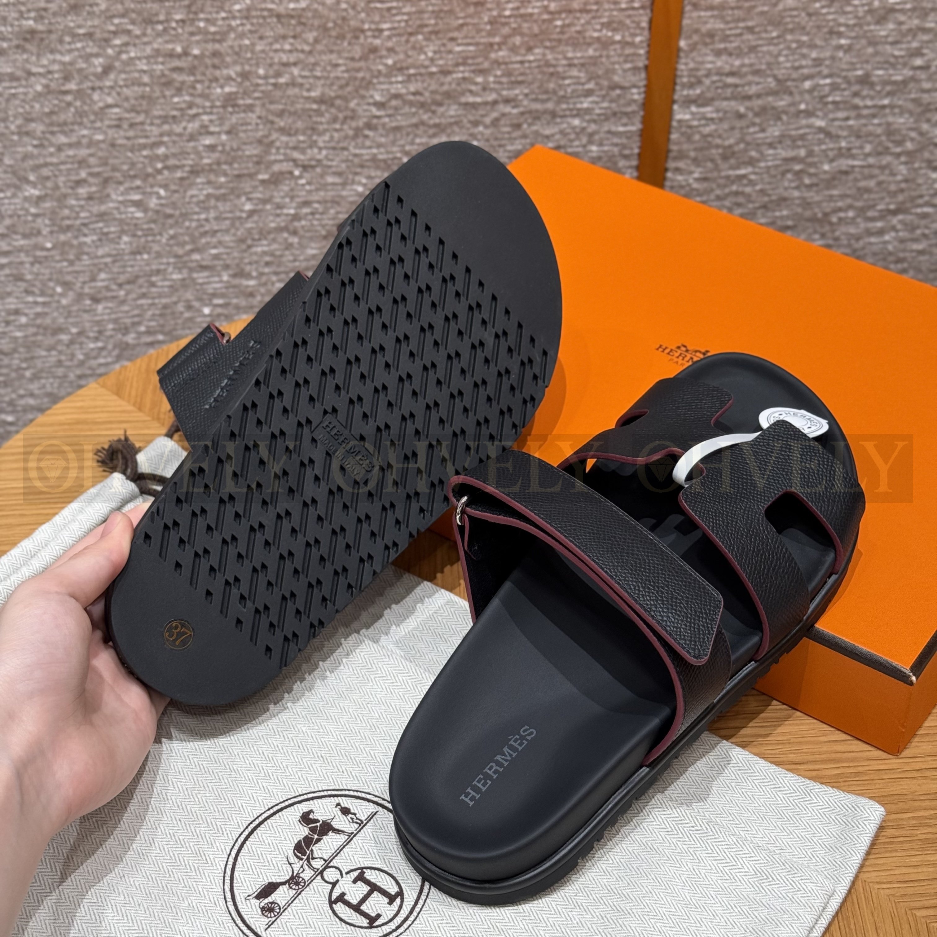 HERMÈS 에르메스 칩레 샌들 엡송 카프스킨 & 블랙 로버 솔 (Noir) 상품 썸네일