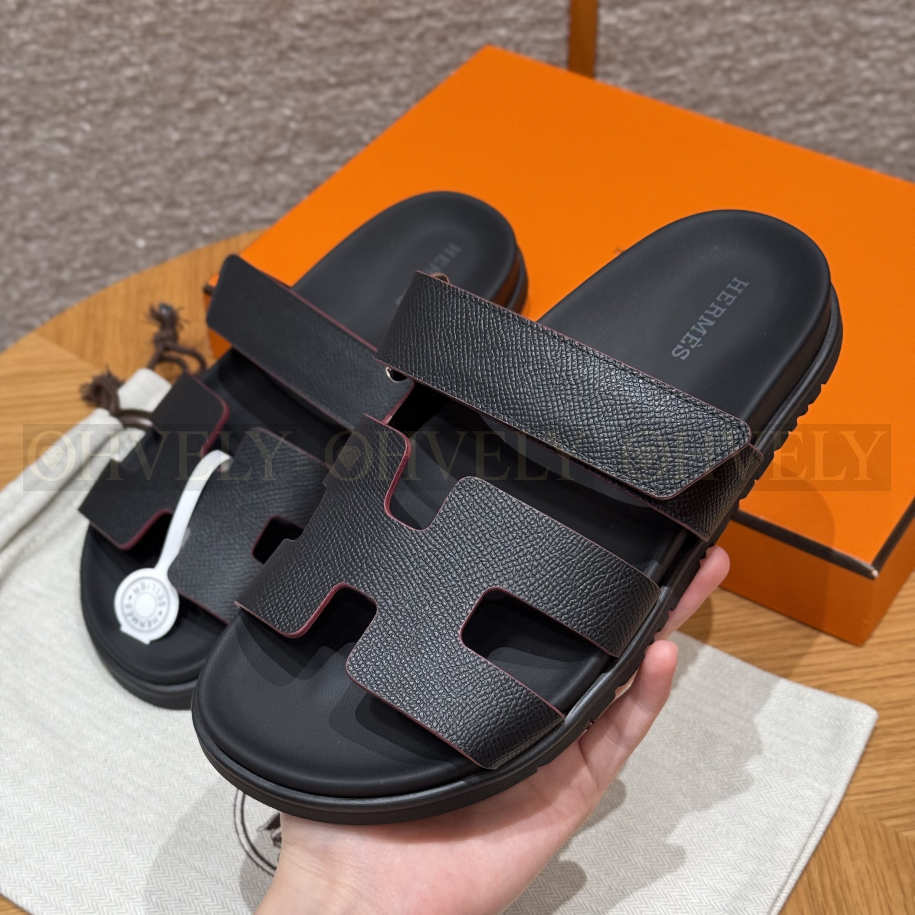 HERMÈS 에르메스 칩레 샌들 엡송 카프스킨 & 블랙 로버 솔 (Noir) 상품 썸네일