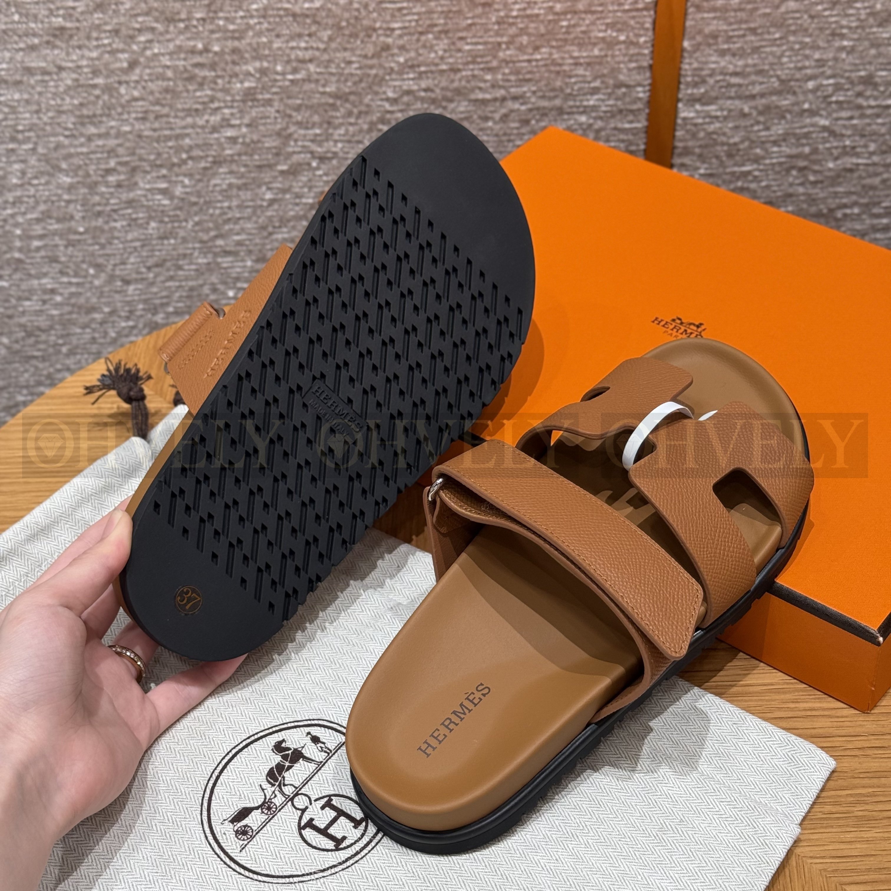 HERMÈS 에르메스 칩레 샌들 엡송 카프스킨 & 카멜 로버 솔 (Gold) 상품 썸네일