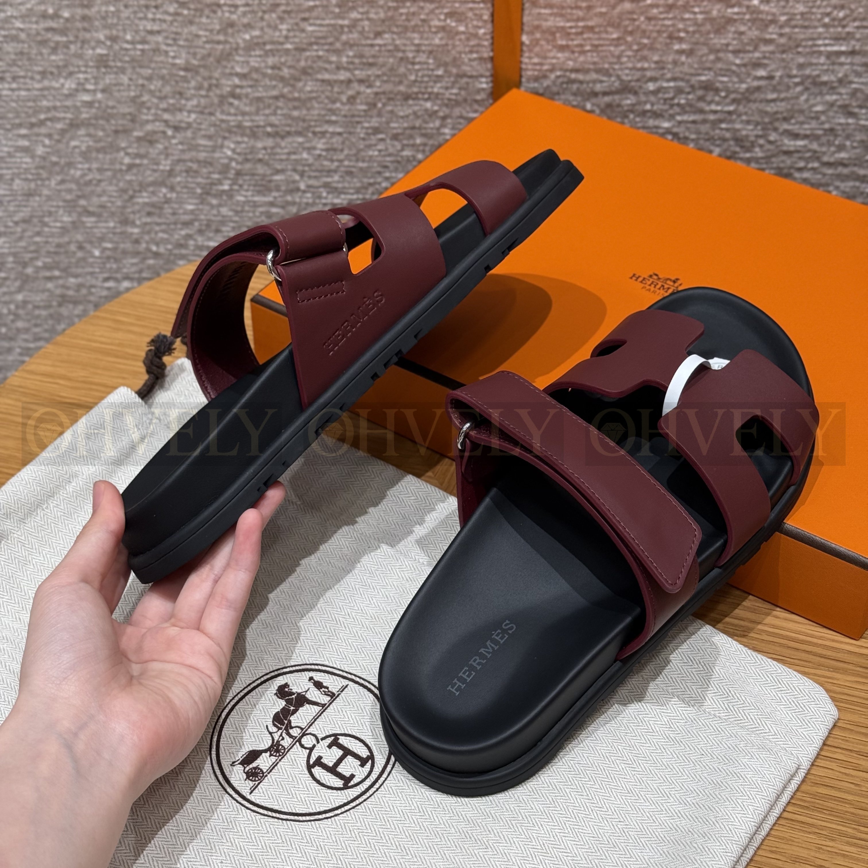 HERMÈS 에르메스 칩레 샌들 카프스킨 & 블랙 로버 솔 (Rouge H) 상품 썸네일