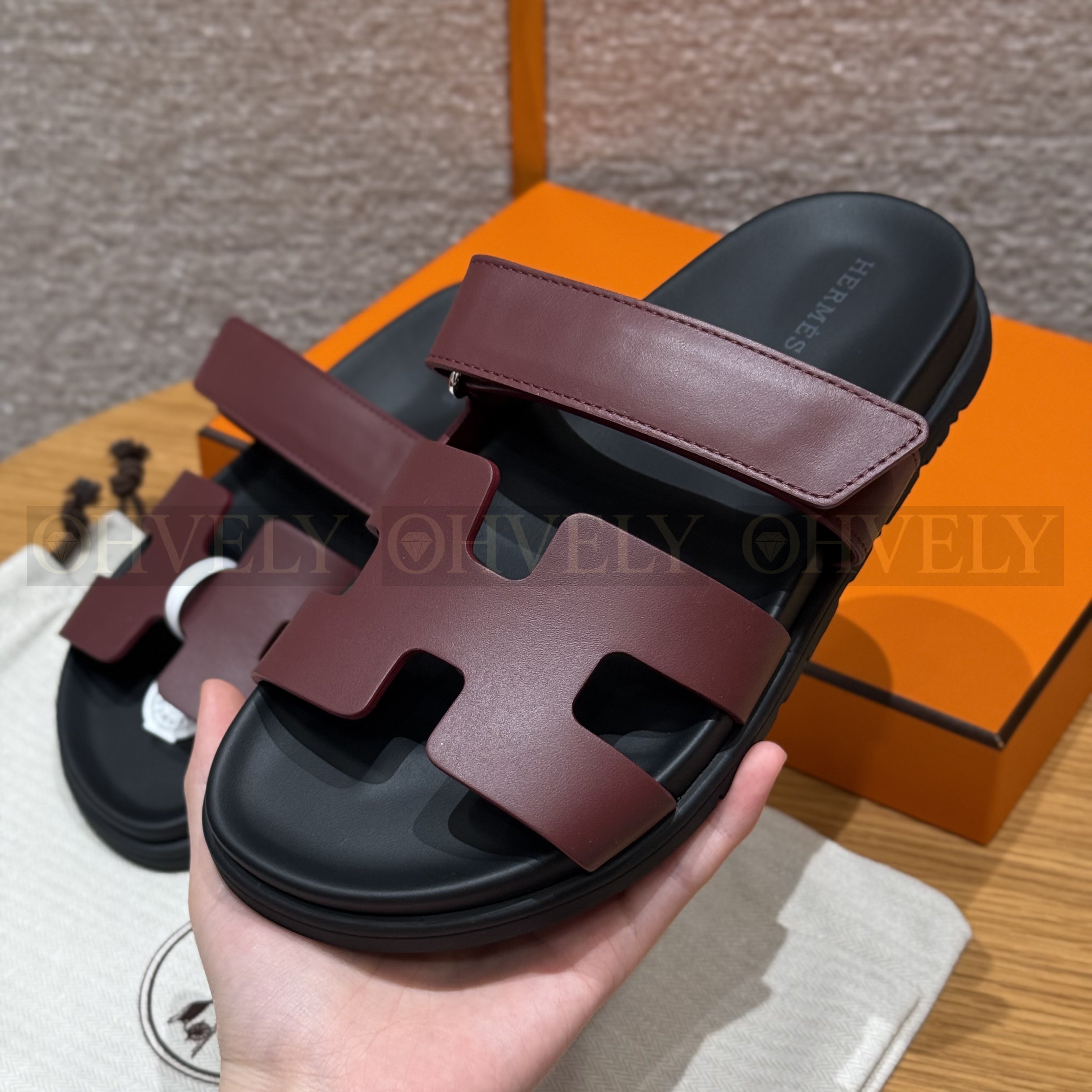 HERMÈS 에르메스 칩레 샌들 카프스킨 & 블랙 로버 솔 (Rouge H) 상품 썸네일