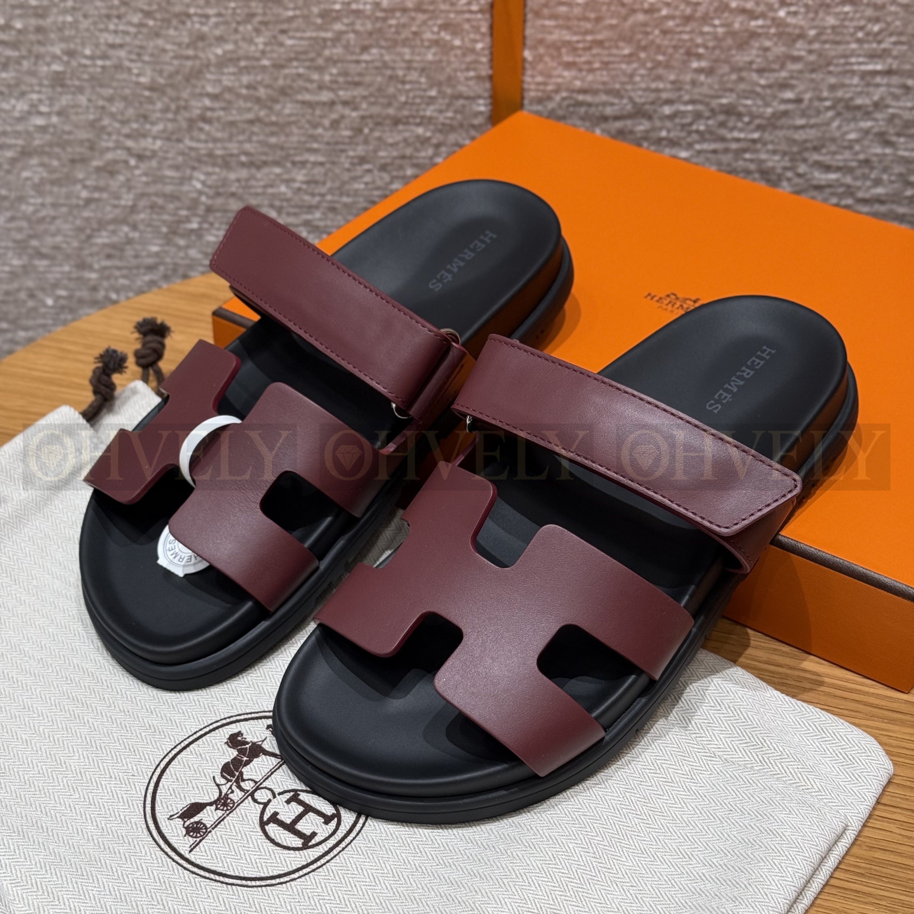 HERMÈS 에르메스 칩레 샌들 카프스킨 & 블랙 로버 솔 (Rouge H) 상품 썸네일