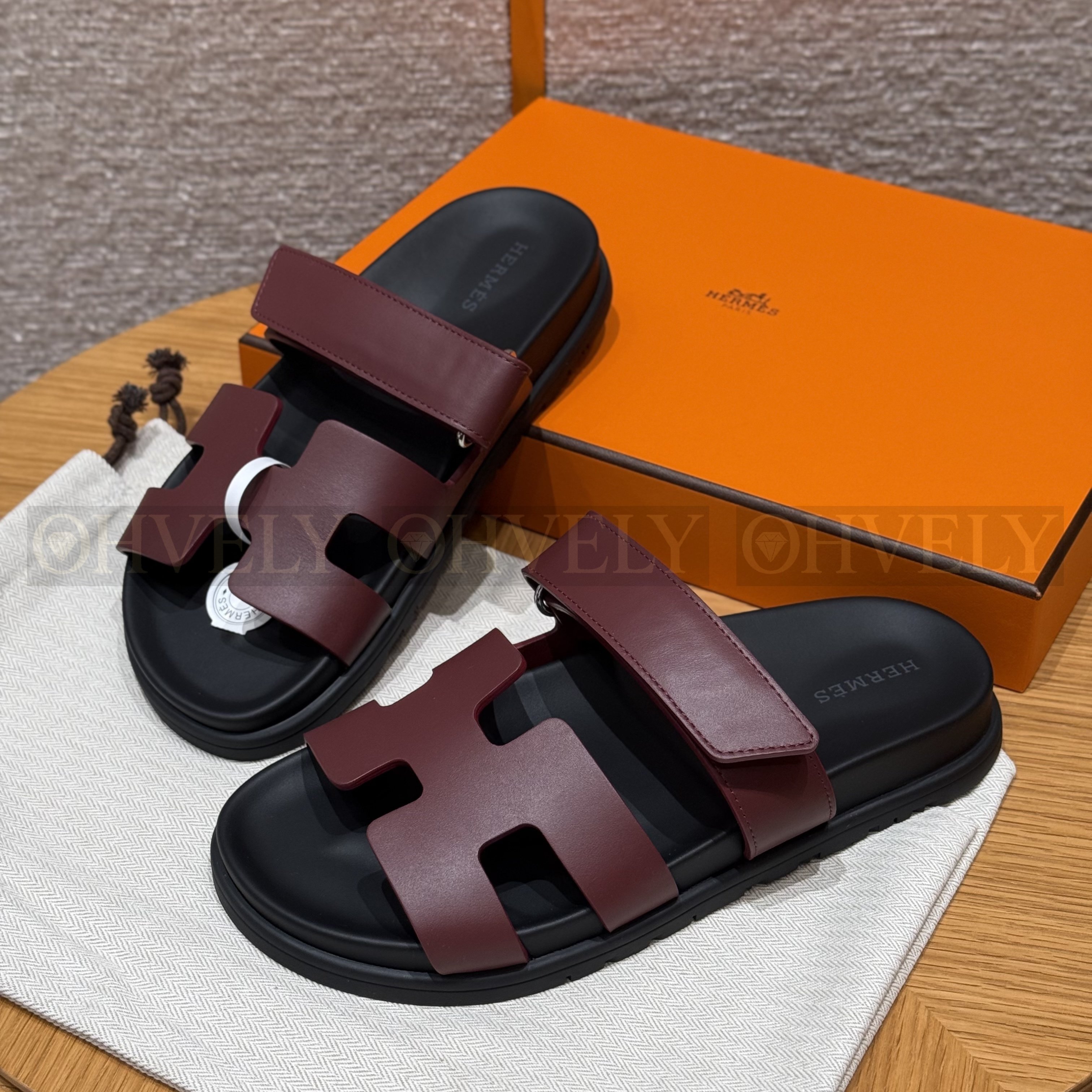 HERMÈS 에르메스 칩레 샌들 카프스킨 & 블랙 로버 솔 (Rouge H) 상품 썸네일