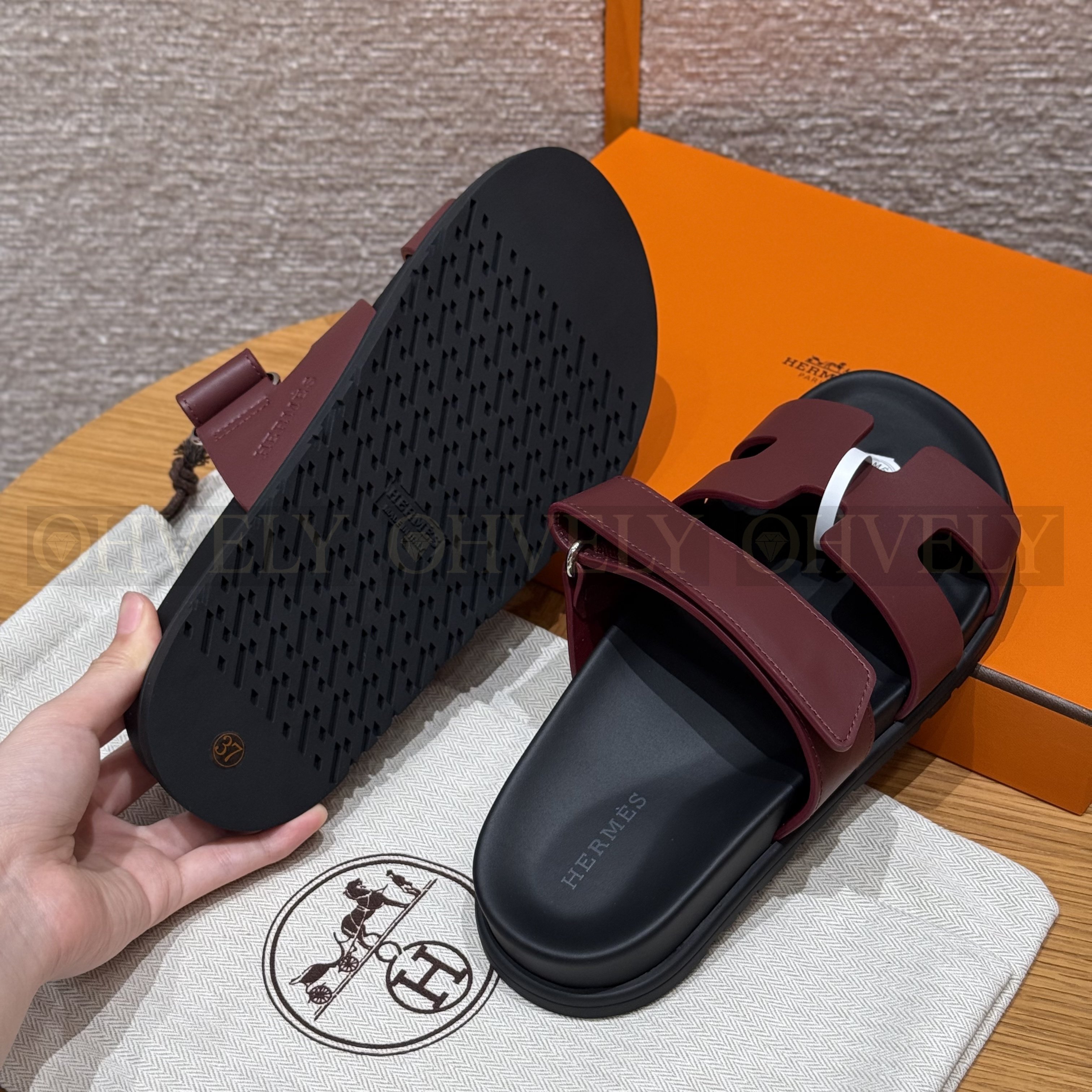 HERMÈS 에르메스 칩레 샌들 카프스킨 & 블랙 로버 솔 (Rouge H) 상품 썸네일