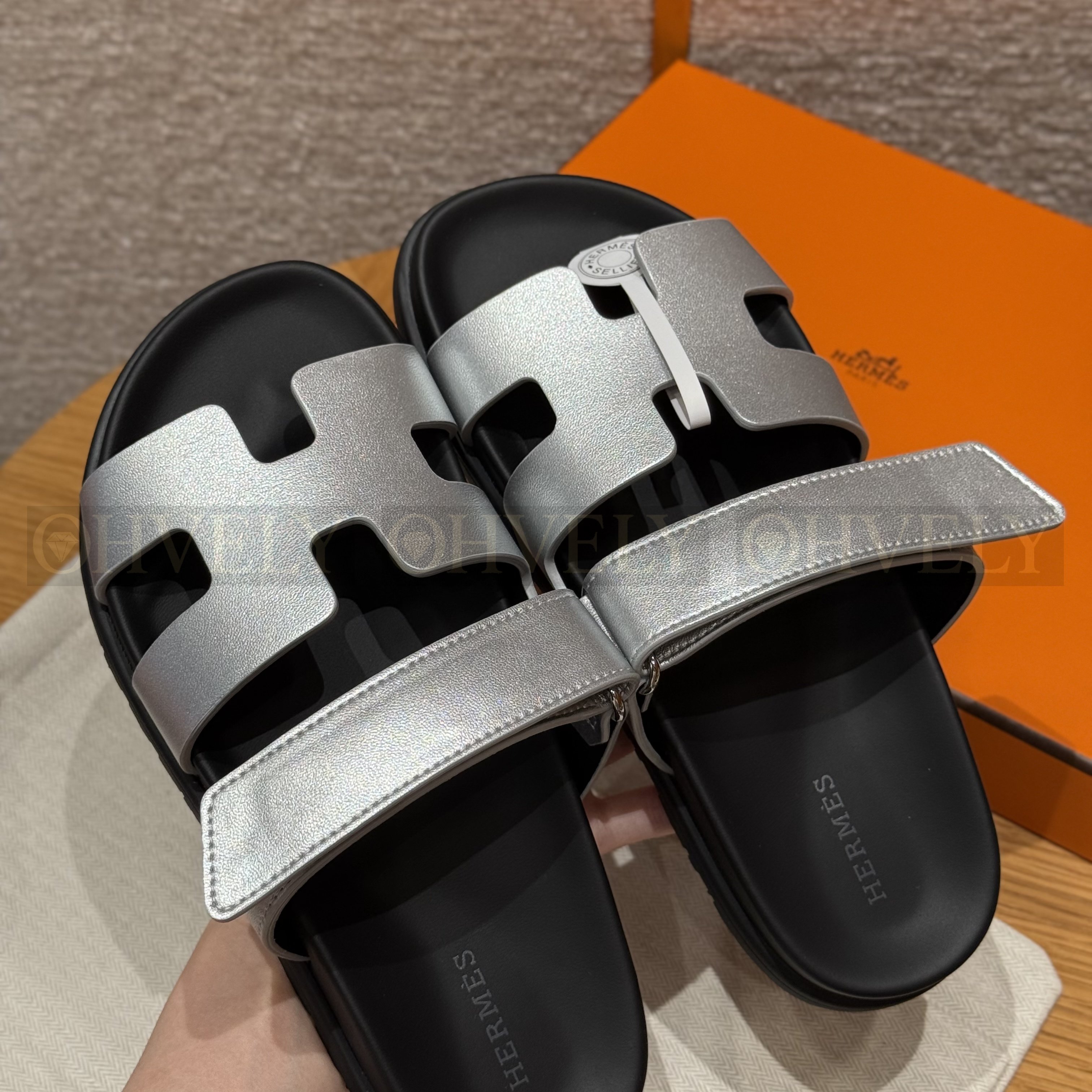 HERMÈS 에르메스 칩레 샌들 카프스킨 & 블랙 로버 솔 (silver gray) 상품 썸네일