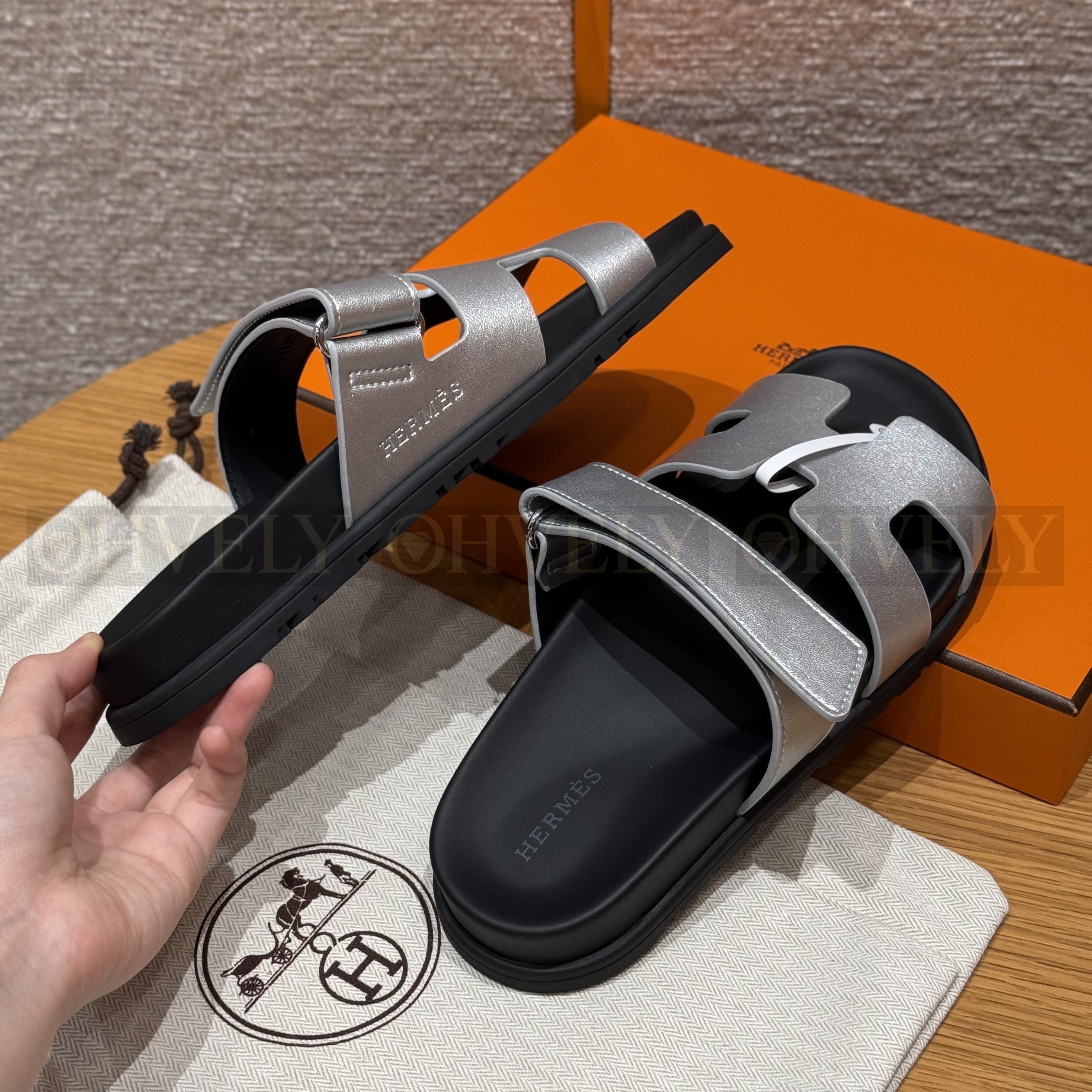 HERMÈS 에르메스 칩레 샌들 카프스킨 & 블랙 로버 솔 (silver gray) 상품 썸네일