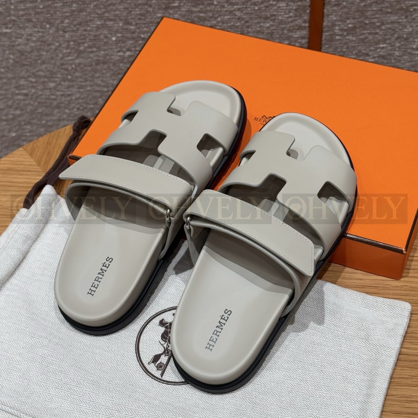 HERMÈS 에르메스 칩레 샌들 카프스킨 & 블랙 로버 솔 (Beige Espuisse) 상품 썸네일