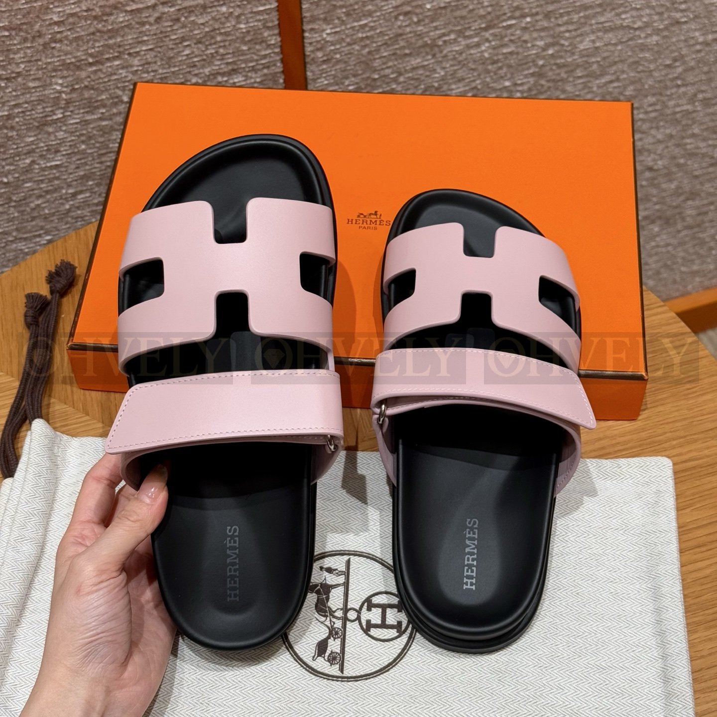 HERMÈS 에르메스 칩레 샌들 카프스킨 & 블랙 로버 솔 (Rose cancan) 상품 썸네일