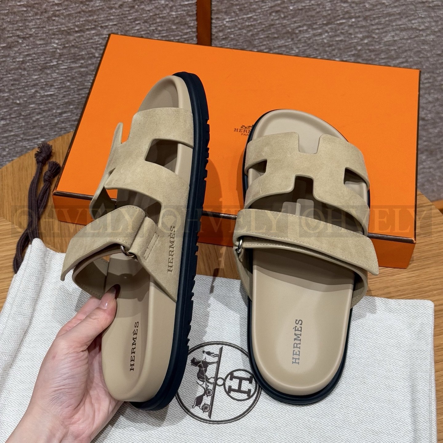 HERMÈS 에르메스 칩레 샌들 샤무아 카프스킨 & 블랙 로버 솔 (Beige Lin) 상품 썸네일