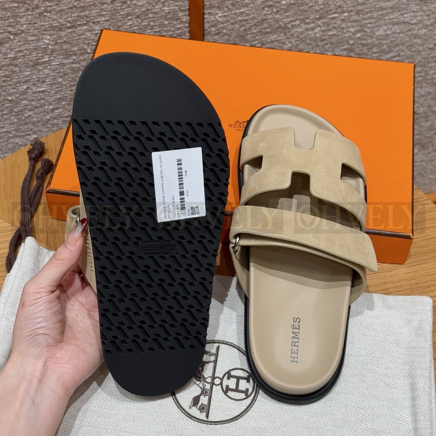 HERMÈS 에르메스 칩레 샌들 샤무아 카프스킨 & 블랙 로버 솔 (Beige Lin) 상품 썸네일