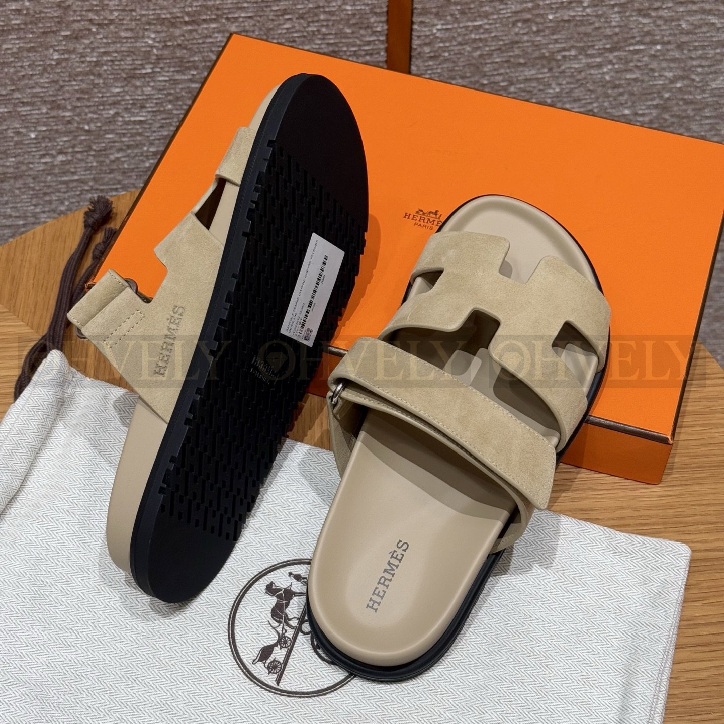HERMÈS 에르메스 칩레 샌들 샤무아 카프스킨 & 블랙 로버 솔 (Beige Lin) 상품 썸네일